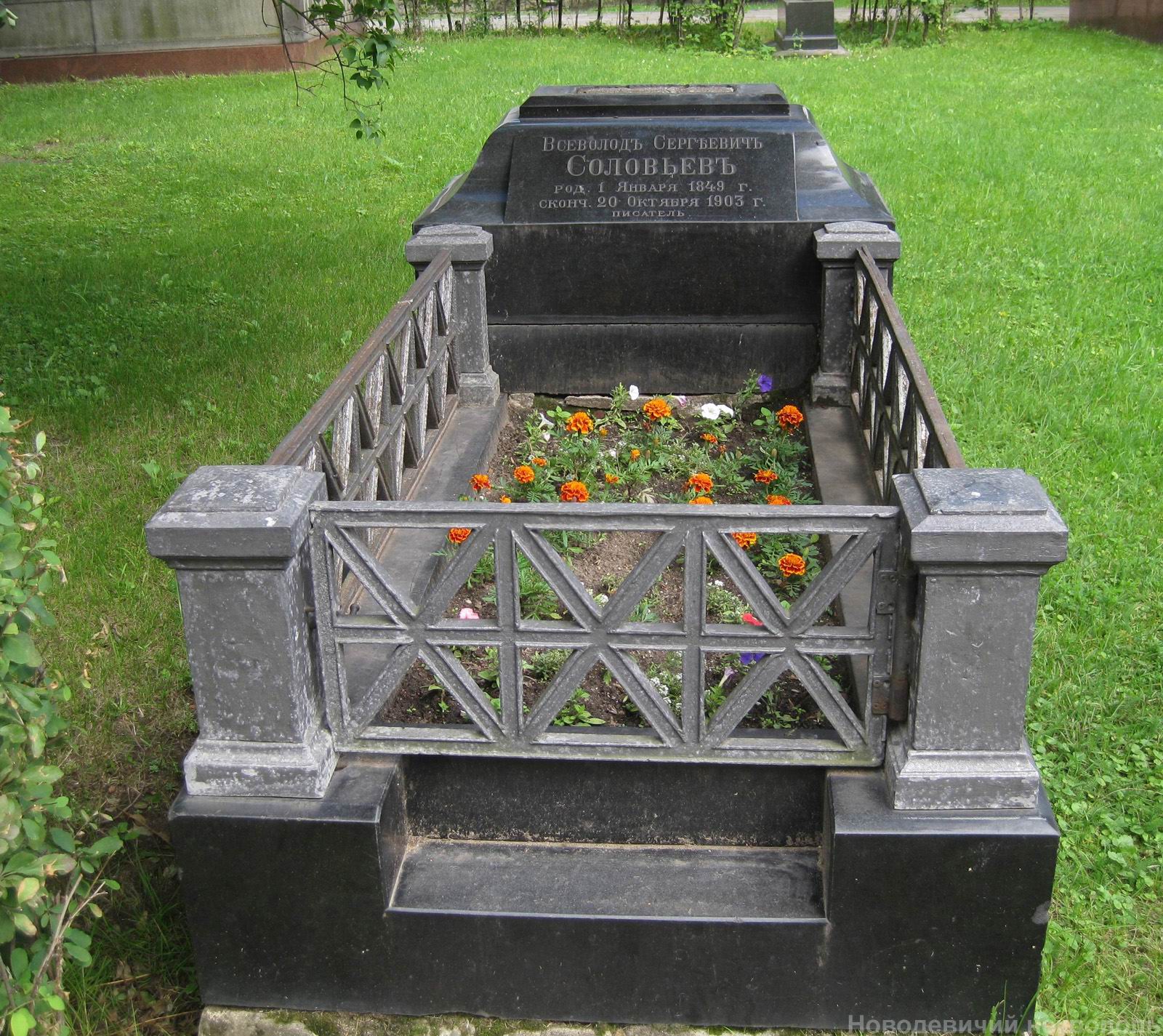 Памятник на могиле Соловьёва Вс.С. (1849–1903), в Новодевичьем монастыре.