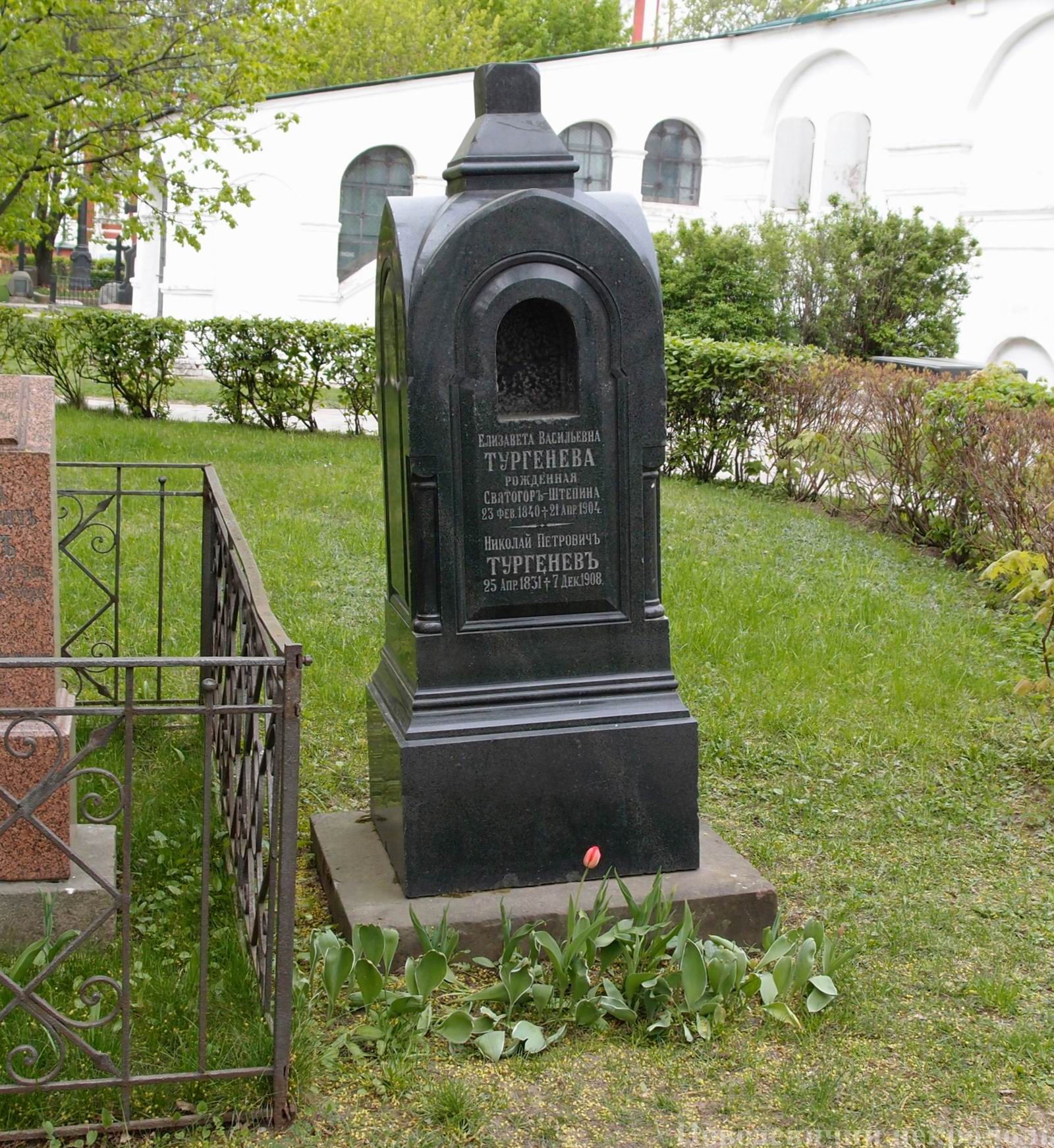 Памятник на могиле Тургенева Н.П. (1831-1908), в Новодевичьем монастыре.
