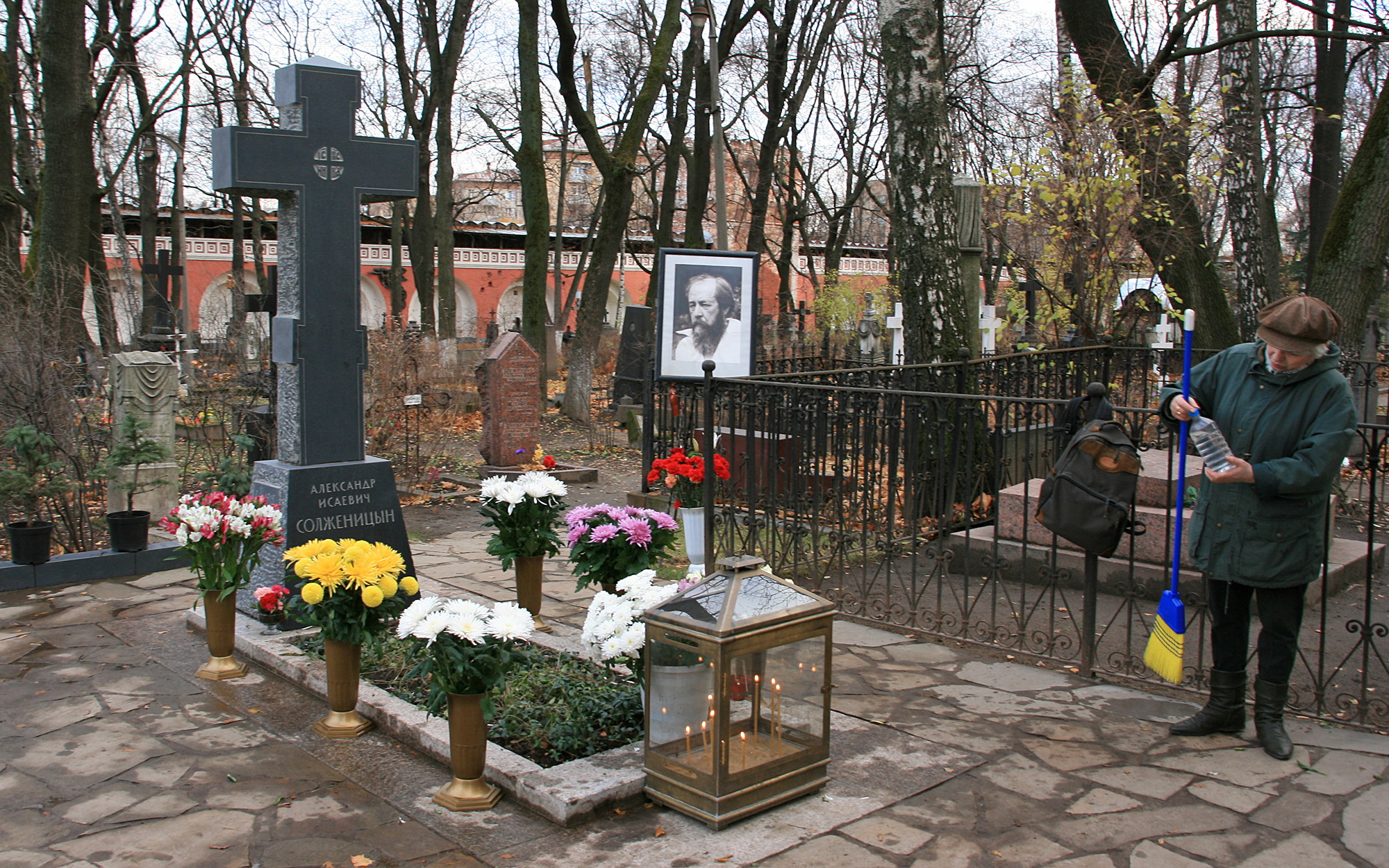 Могила Солженицына в Донском монастыре