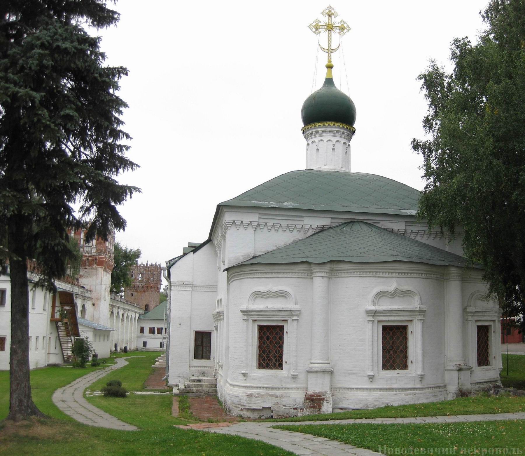 Амвросиевская церковь и Ирининские палаты.
