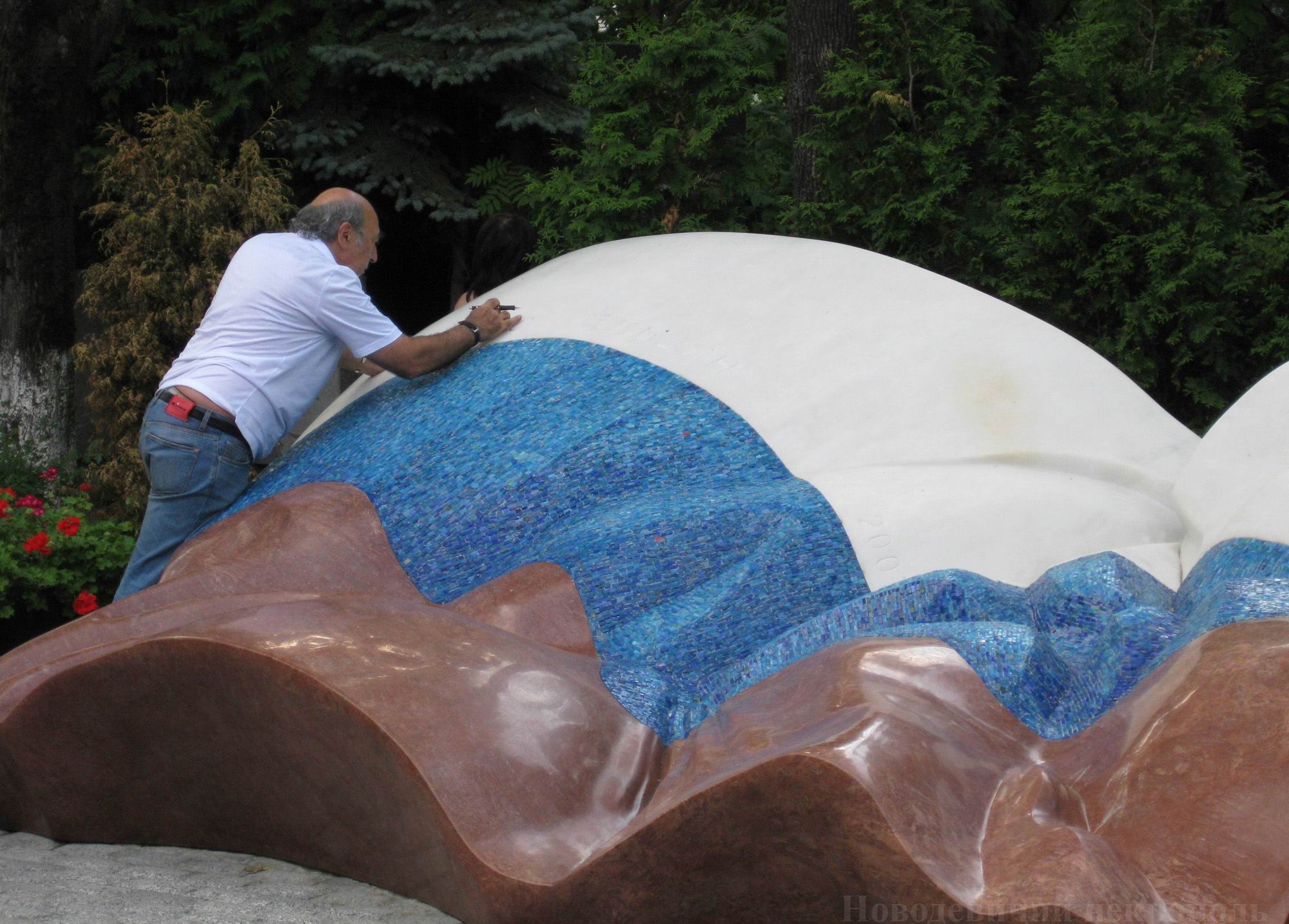 Скульптор Георгий Вартанович Франгулян осматривает памятник Б.Н.Ельцину 17.7.2009