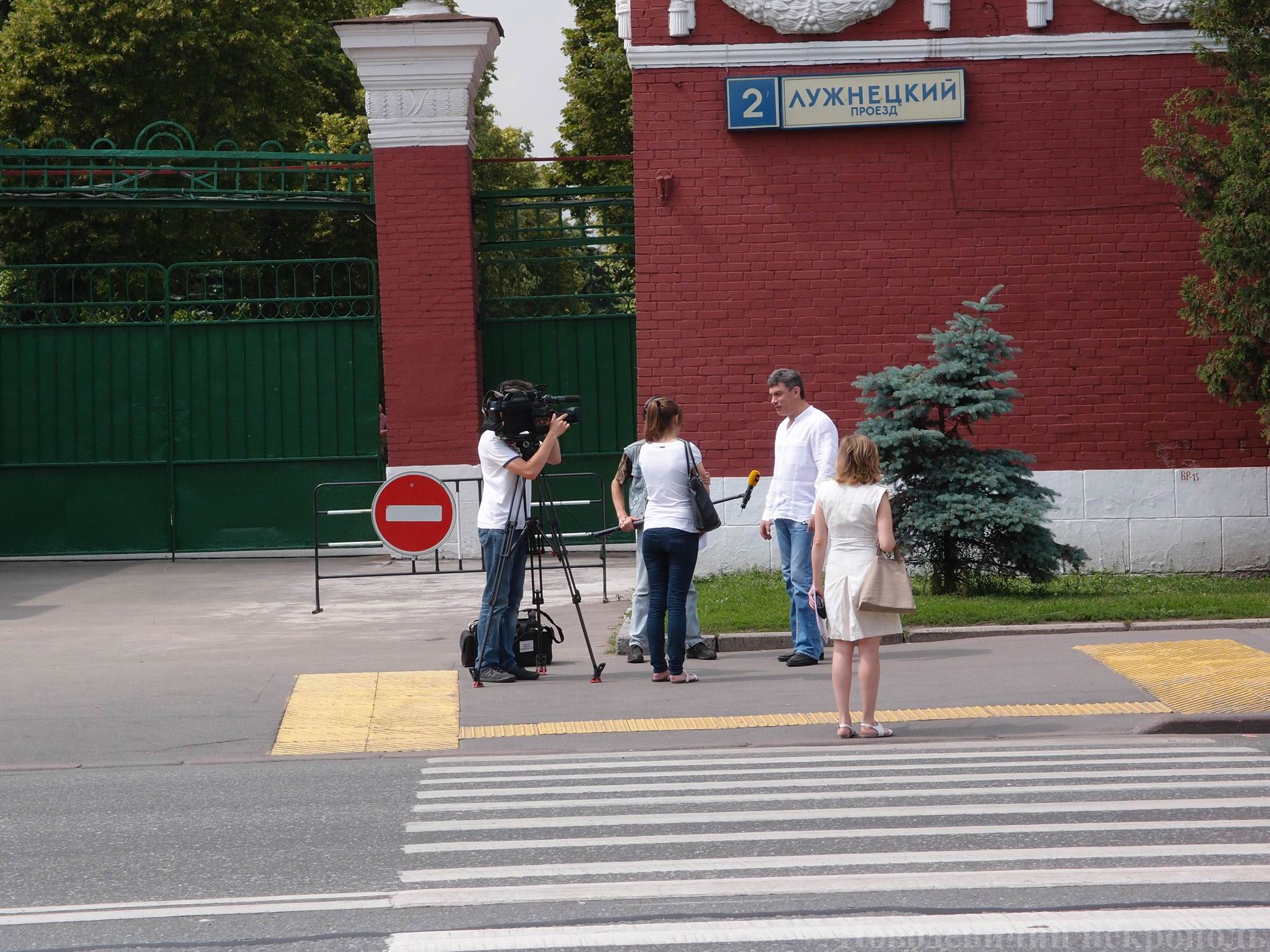 Борис Ефимович Немцов возле входа в Новодевичий некрополь 8.7.2011.