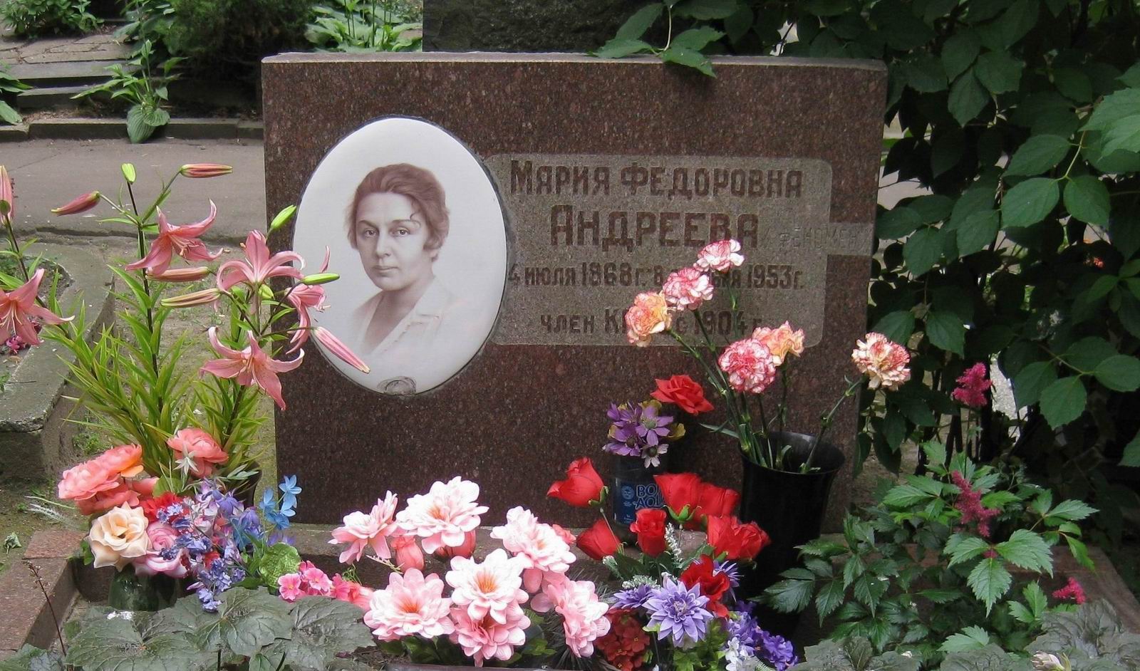 Памятник на могиле Андреевой М.Ф. (1868–1953), на Новодевичьем кладбище (1–45–6).