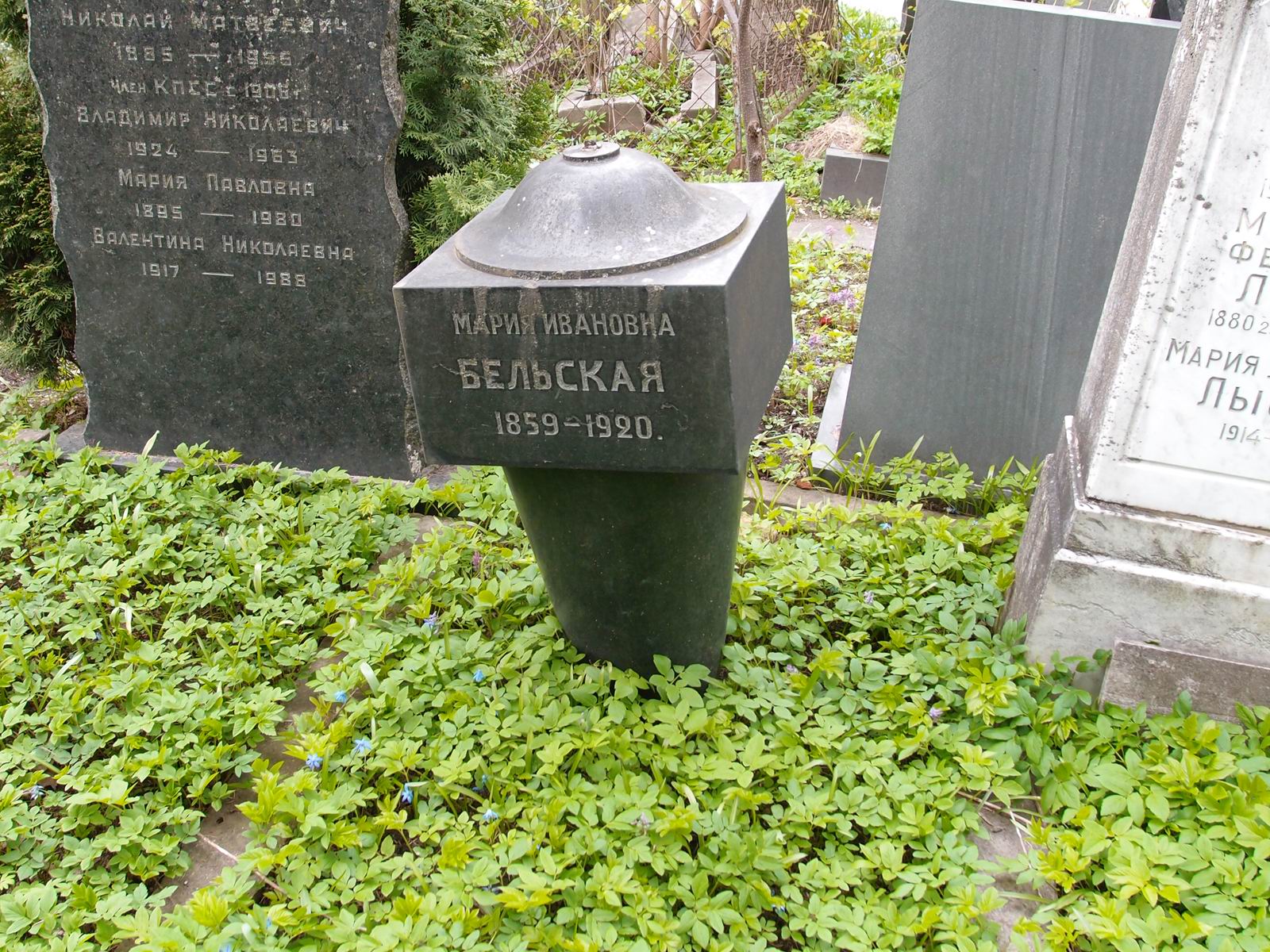 Памятник на могиле Бельской М.И. (1859–1920), на Новодевичьем кладбище (1–4–5).