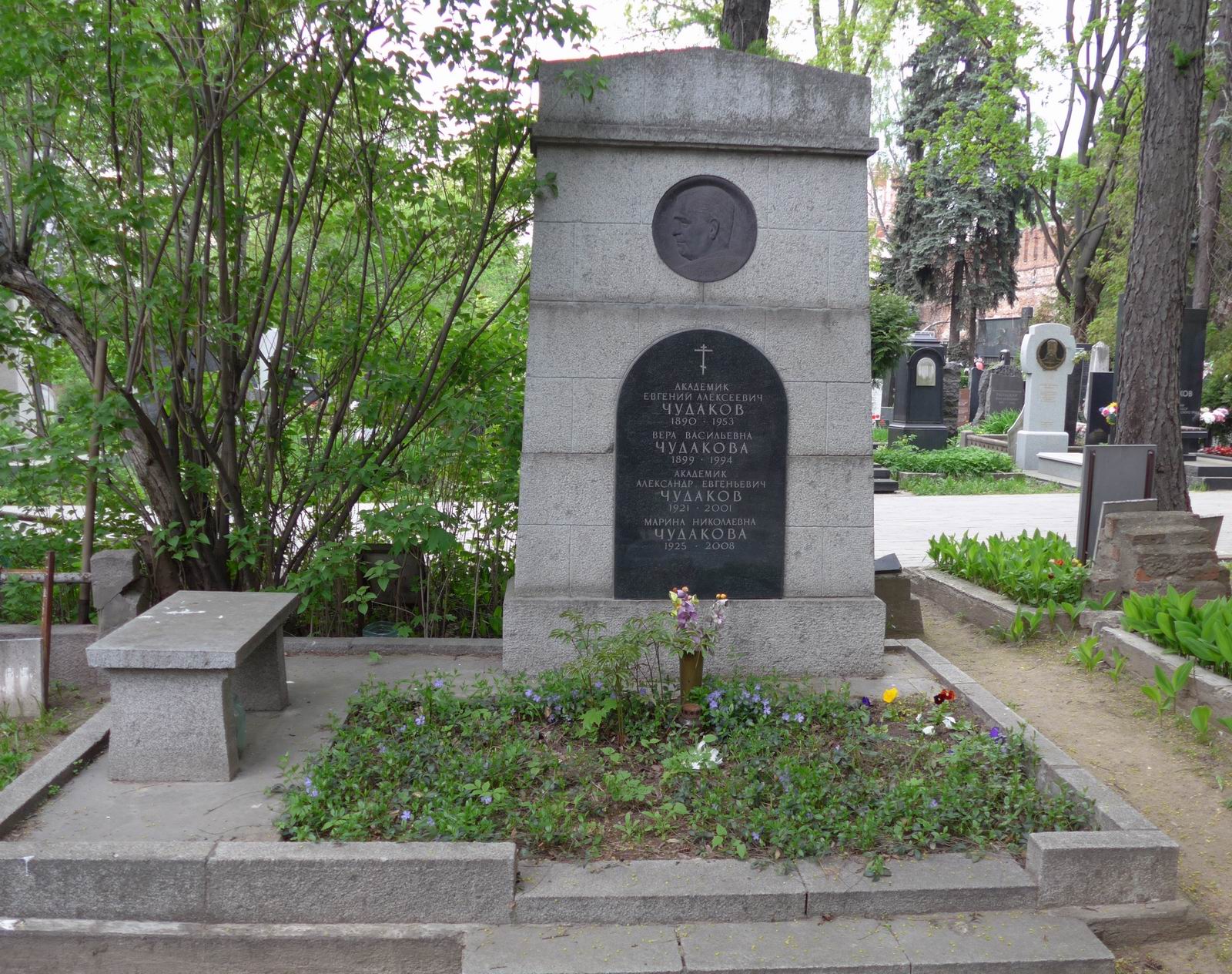 Памятник на могиле Чудакова Е.А. (1890–1953), ск. С.Лебедева, по проекту Т.Астровой, Н.Ершовой, на Новодевичьем кладбище (1–2–13).
