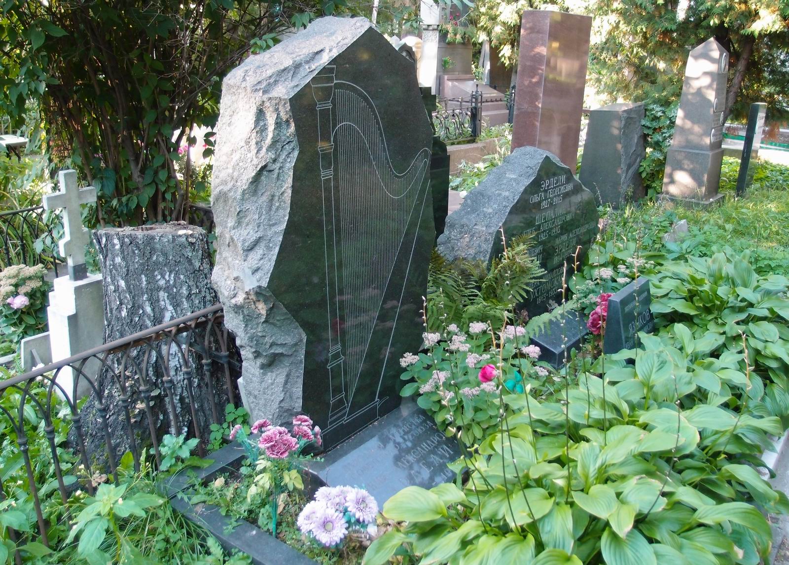 Памятник на могиле Эрдели К.А. (1878–1971), арх. Т.Мамедов, на Новодевичьем кладбище (1–14–5).
