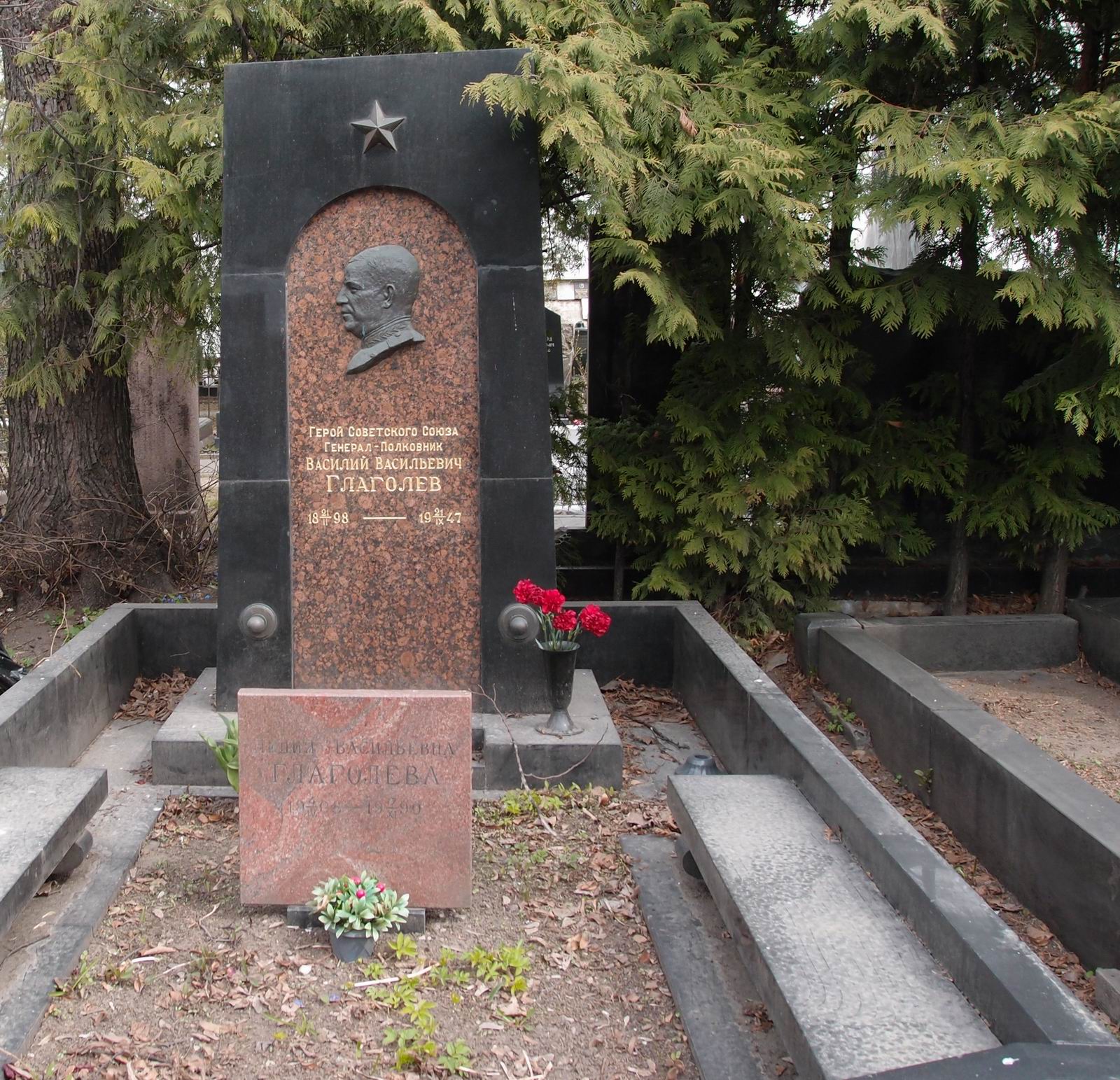 Памятник на могиле Глаголева В.В. (1898–1947), на Новодевичьем кладбище (1–42–15).
