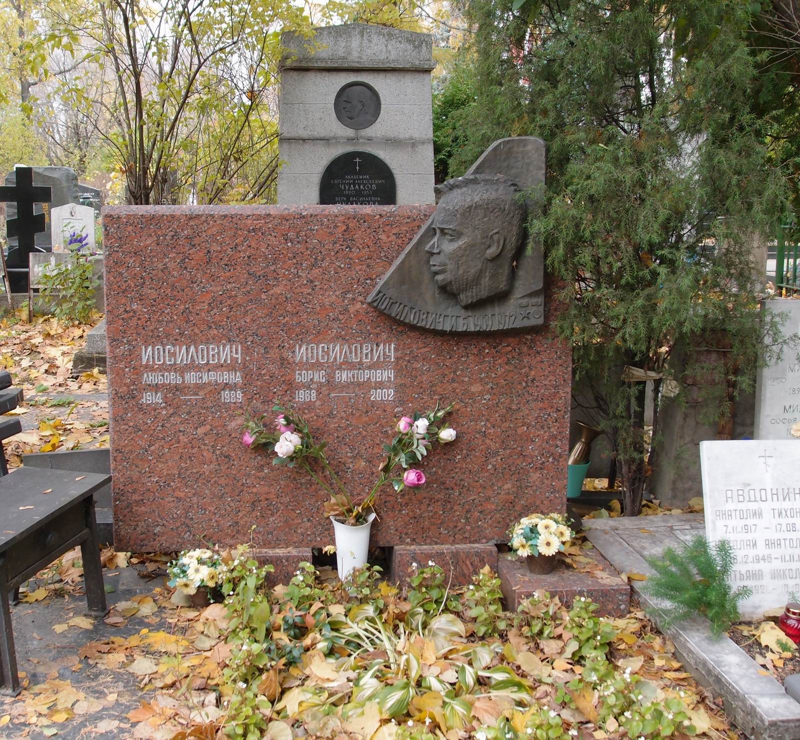 Памятник на могиле Иосиловича И.Б. (1909–1972), арх. Ю.Данченко, на Новодевичьем кладбище (1–4–10).