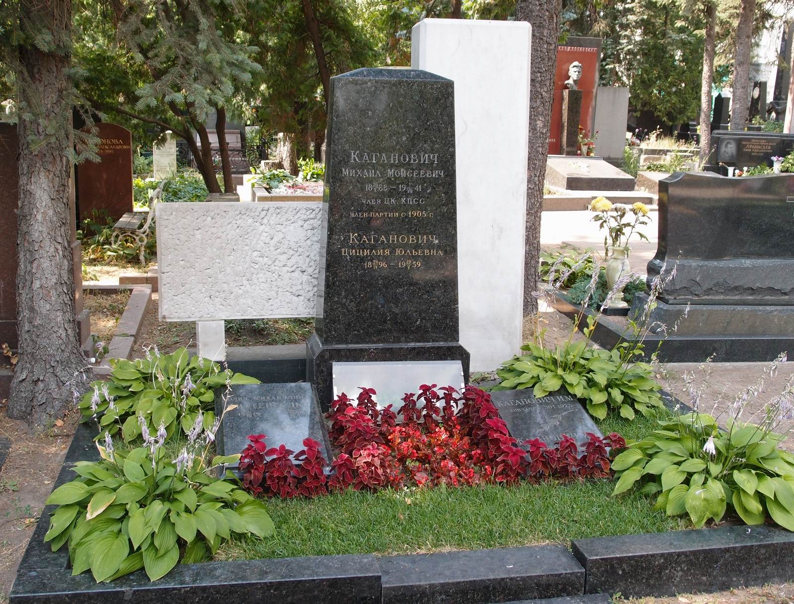 Памятник на могиле Кагановича М.М. (1888–1941), на Новодевичьем кладбище (1–18–10).