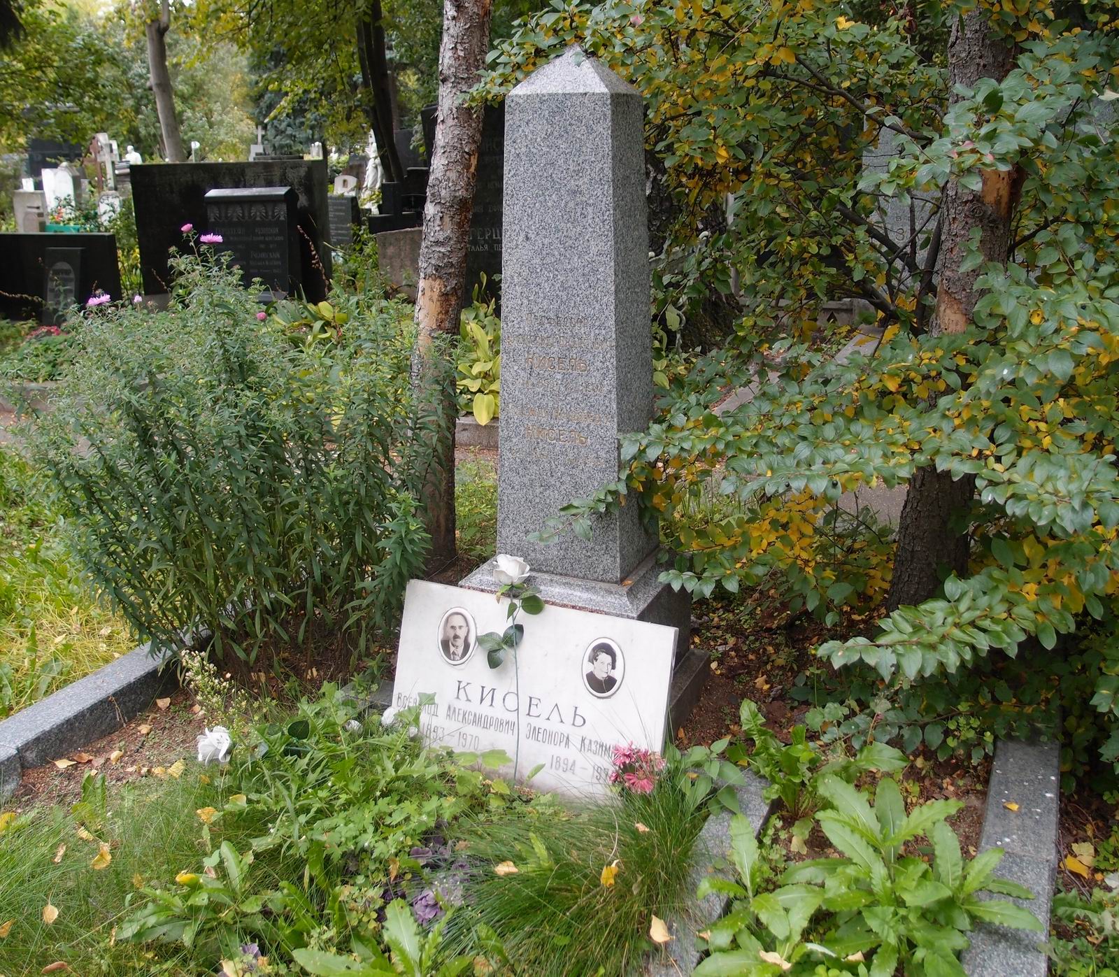 Памятник на могиле Киселя А.А. (1859–1938), на Новодевичьем кладбище (1–10–12).