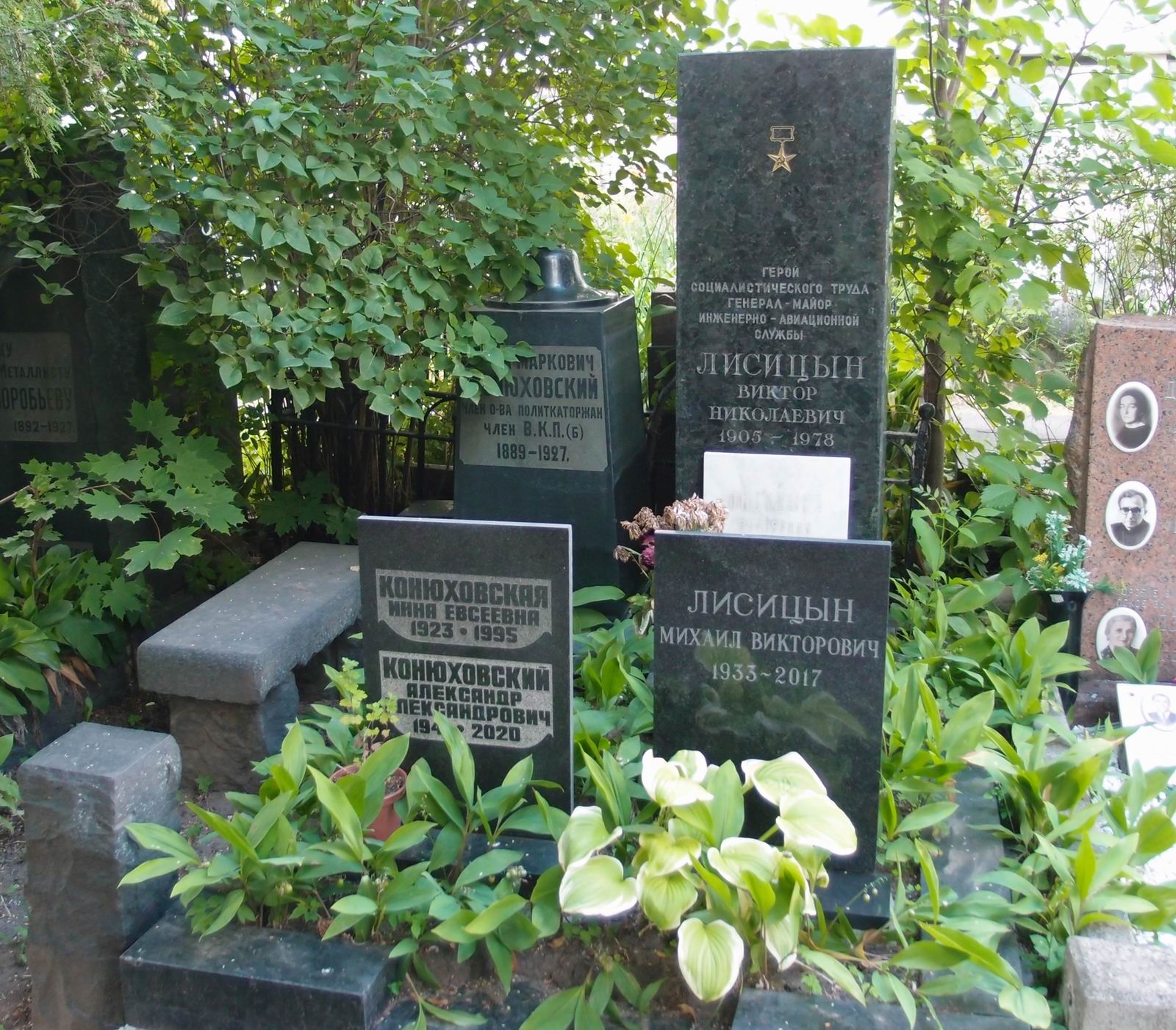Памятник на могиле Лисицына В.Н. (1905–1978), арх. Г.Фетисов, на Новодевичьем кладбище (1–46–44).