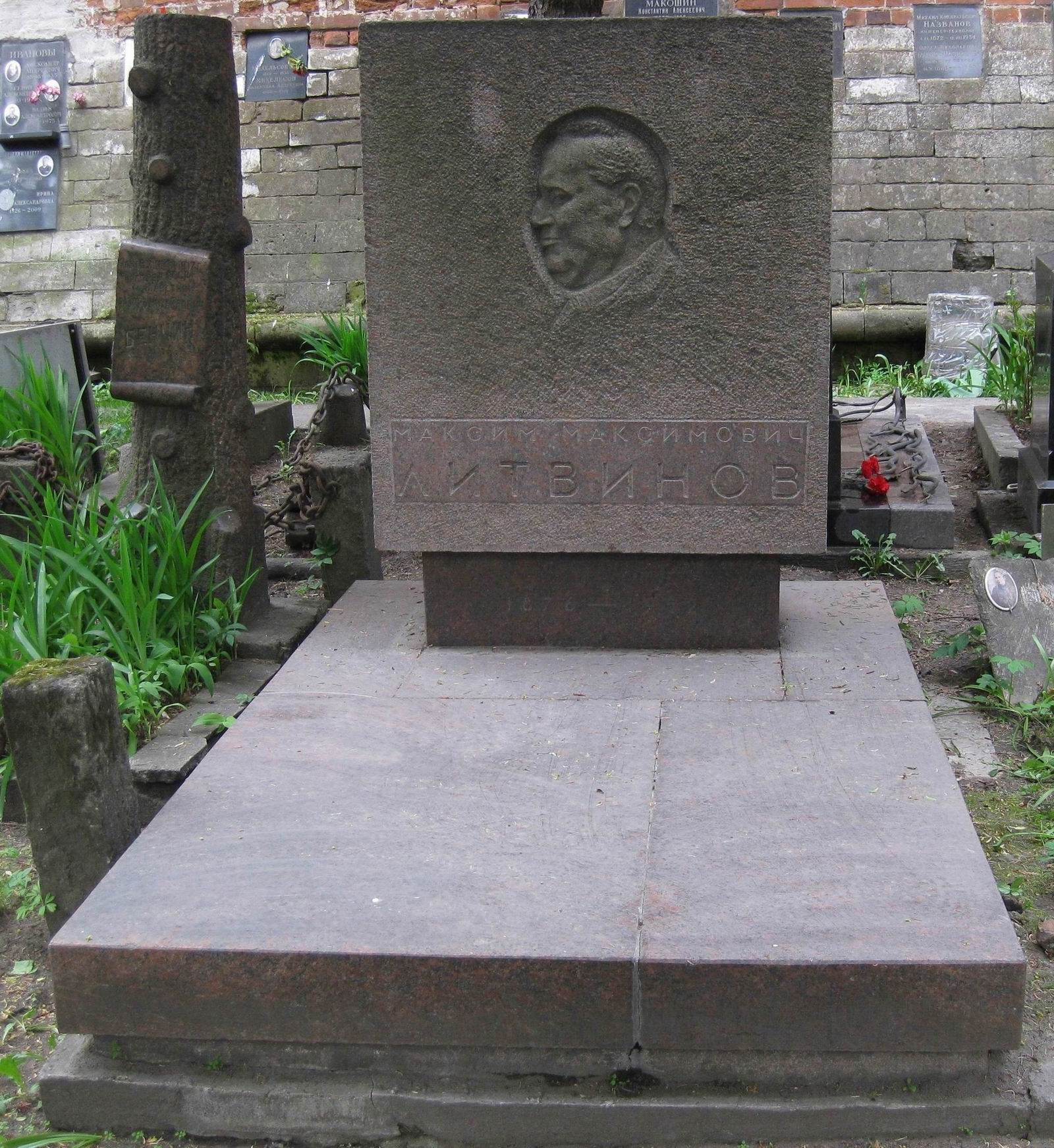 Памятник на могиле Литвинова М.Н. (1876–1951), ск. И.Слоним, арх. В.Асс, на Новодевичьем кладбище (1–46–19).