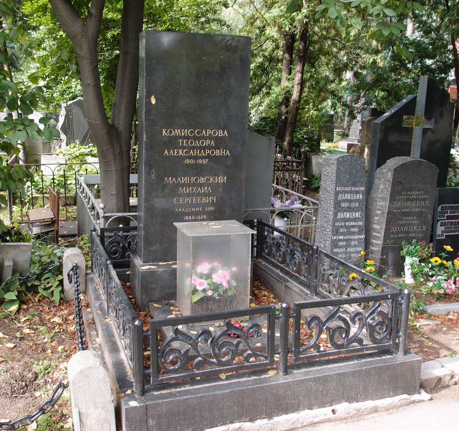 Памятник на могиле Малиновского М.С. (1880–1976), арх. М.Мыльников, на Новодевичьем кладбище (1–18–5).