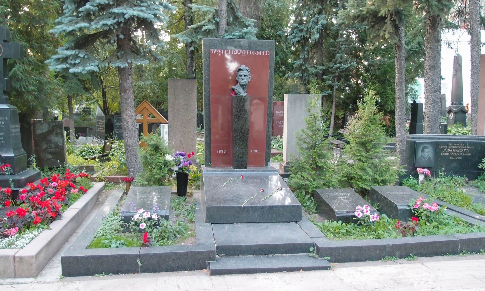 Памятник на могиле Маяковского В.В. (1893–1930), ск. А.Кибальников, арх. А.Заварзин, на Новодевичьем кладбище (1–14–11).