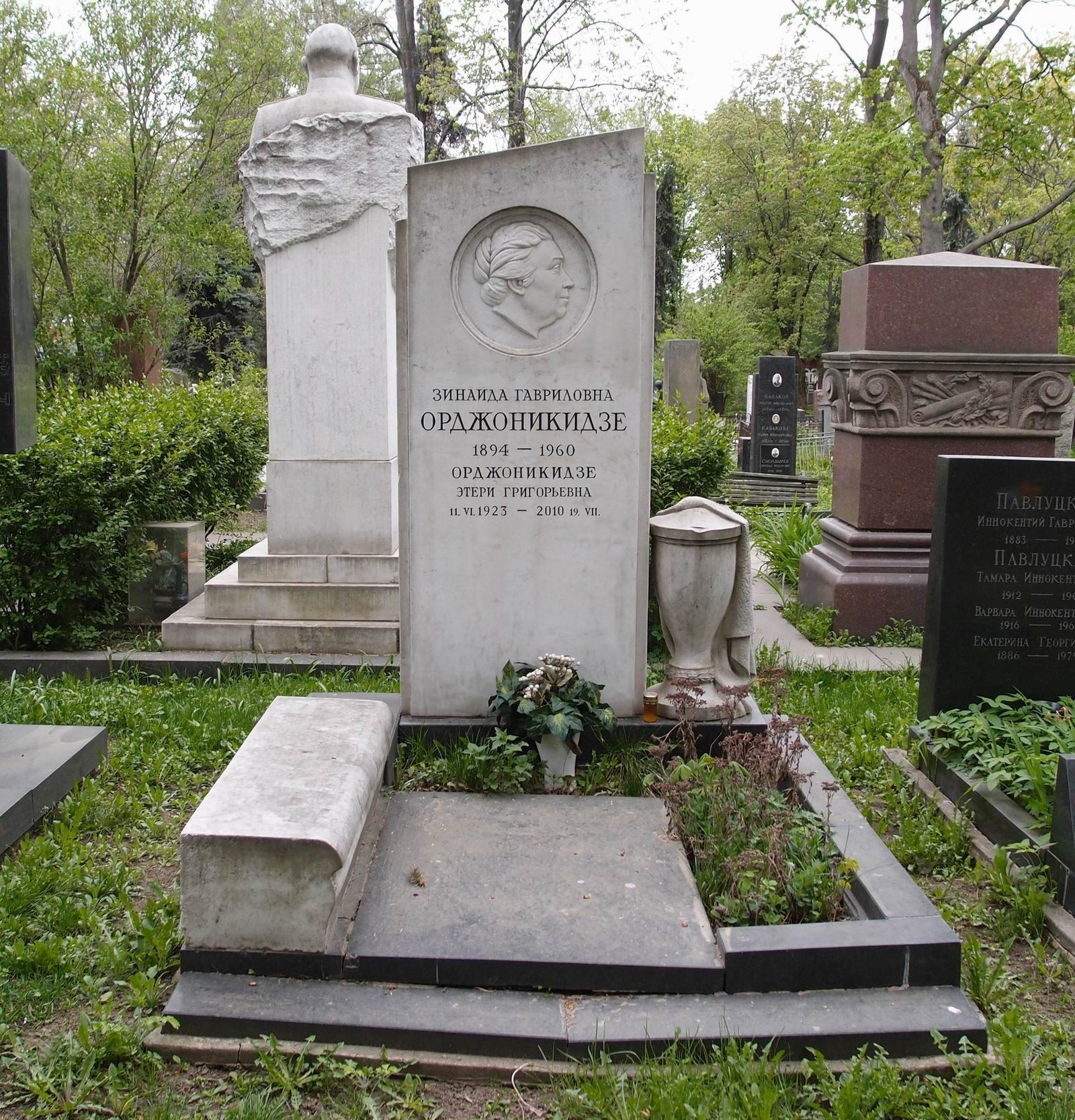 Памятник на могиле Орджоникидзе З.Г. (1894–1960), на Новодевичьем кладбище (1–43–24).