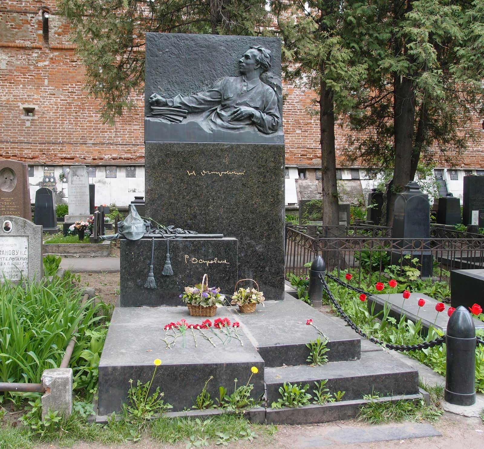 Памятник на могиле Островского Н.А. (1904–1936), ск. В.Цигаль, арх. В.Калинин, на Новодевичьем кладбище (1–44–37).