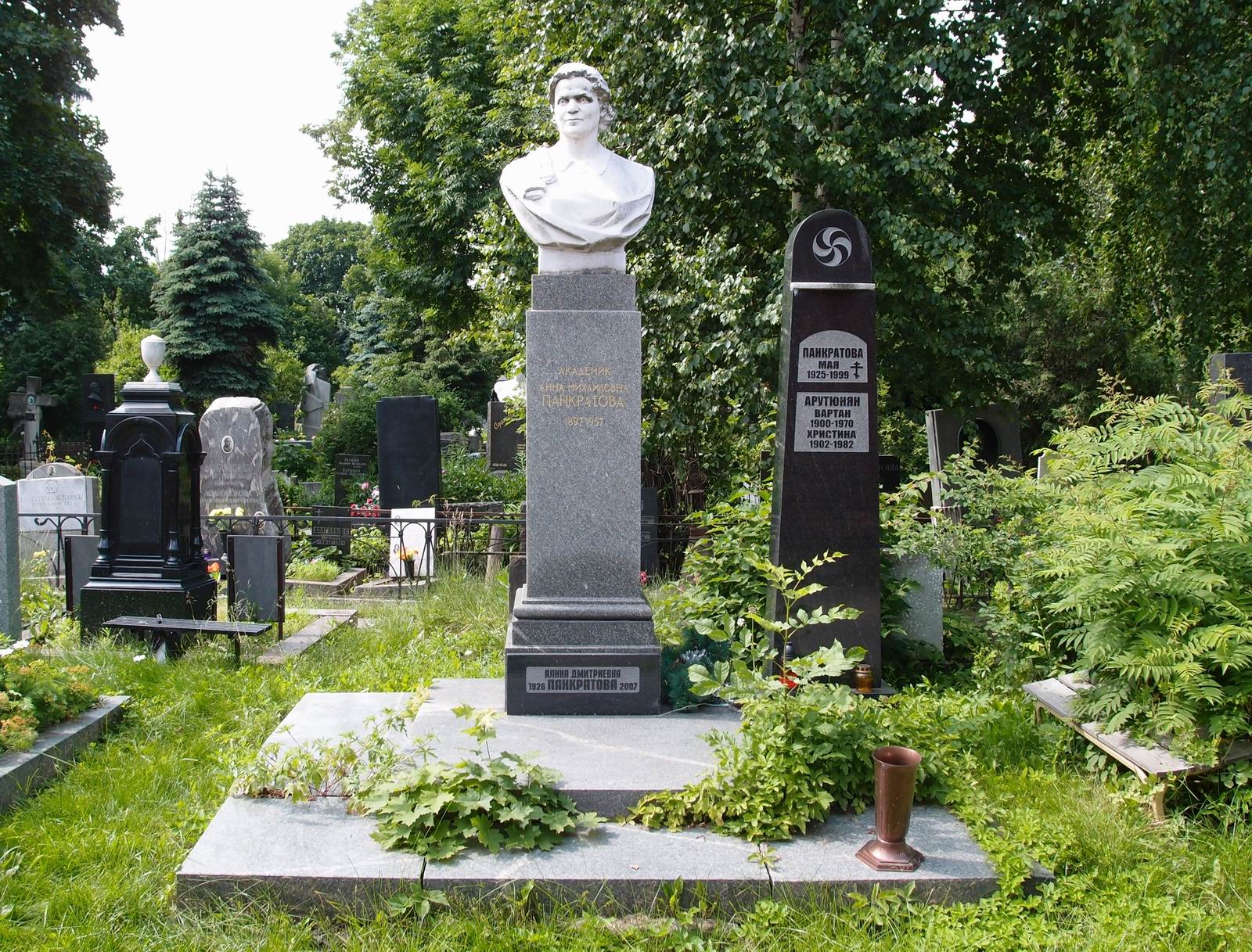 Памятник на могиле Панкратовой А.М. (1897–1957), на Новодевичьем кладбище (1–40–3).