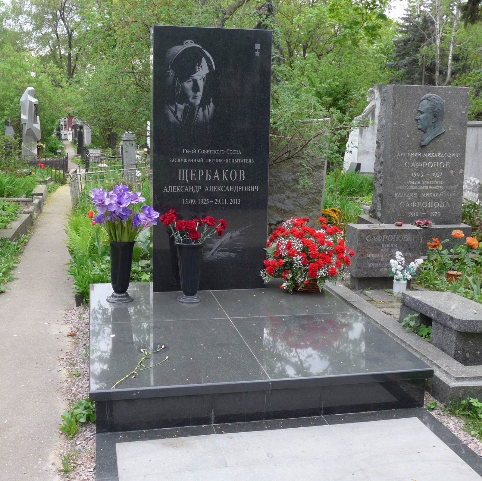 Памятник на могиле Щербакова А.А. (1925–2013), на Новодевичьем кладбище (1–41–5).