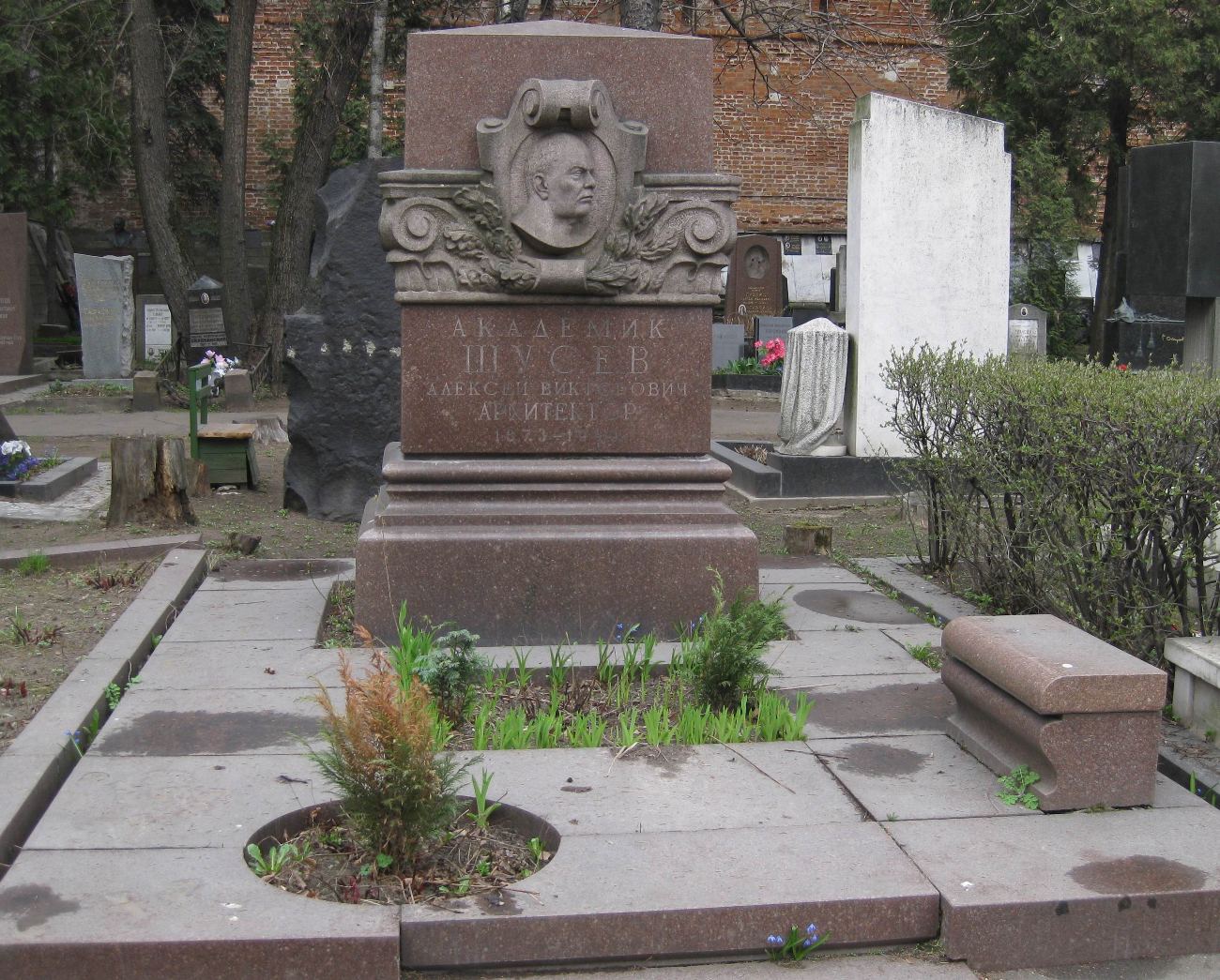 Памятник на могиле Щусева А.В. (1873–1949), ск. С.Конёнков, А.Бабичев, арх. Е.Розанов, на Новодевичьем кладбище (1–42–10).