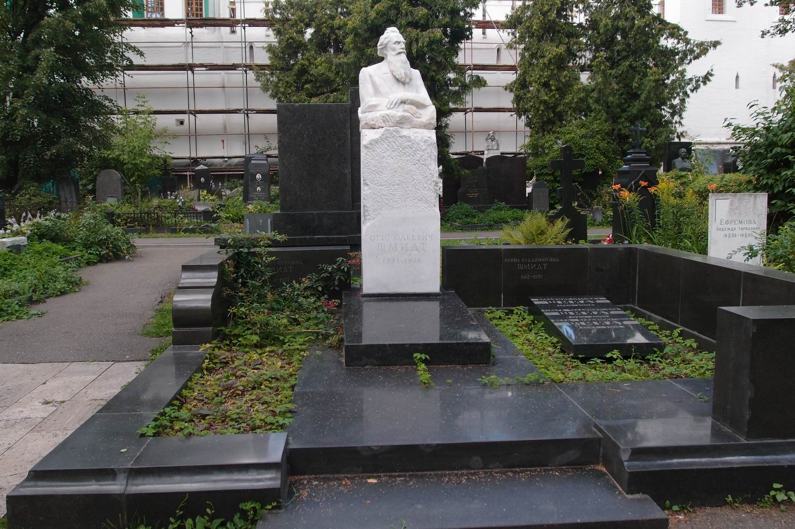Памятник на могиле Шмидта О.Ю. (1891–1956), ск. С.Коненков, арх. Л.Кулага, на Новодевичьем кладбище (1–42–1).