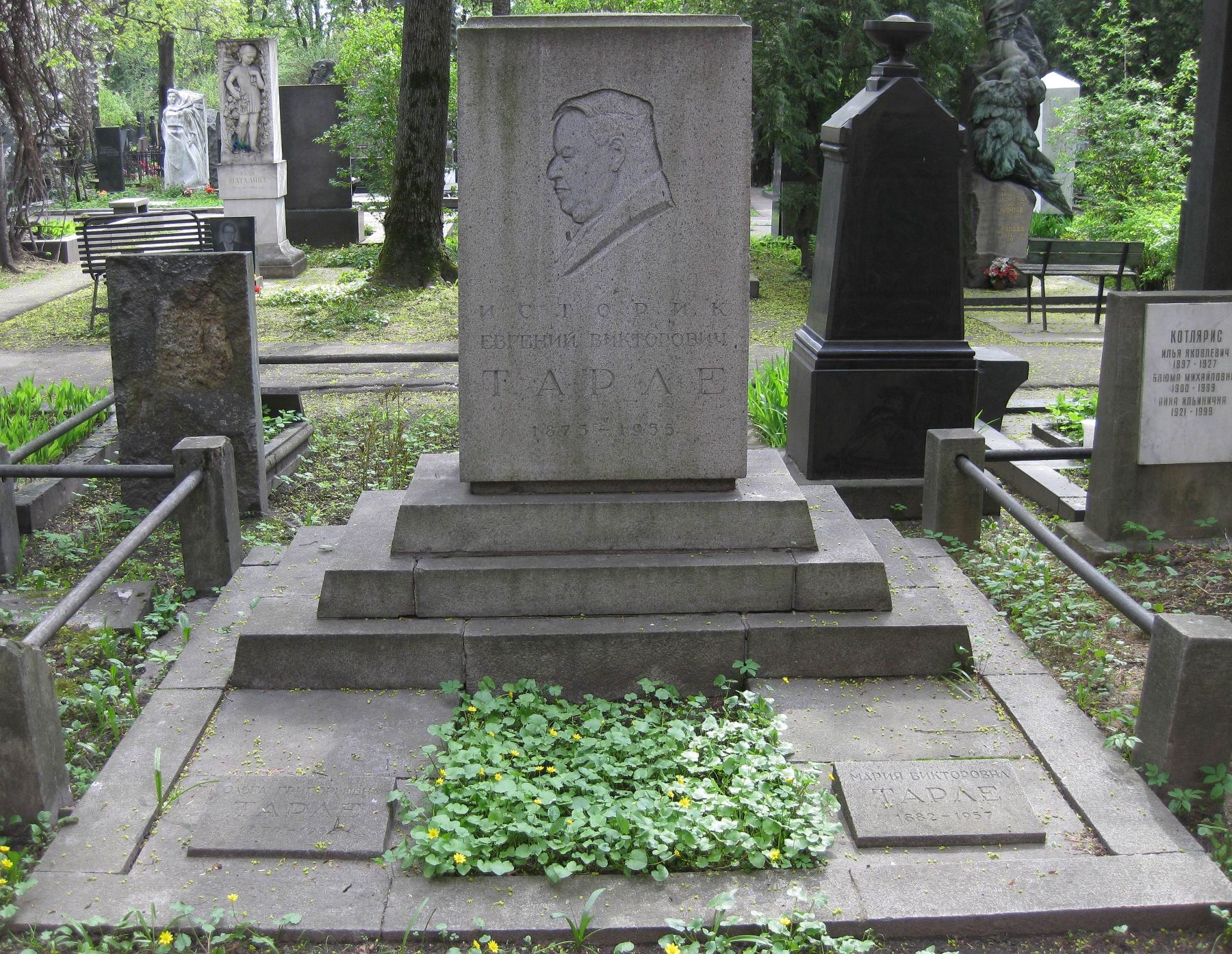 Памятник на могиле Тарле Е.В. (1874–1955), ск. И.Слоним, арх. В.Асс, на Новодевичьем кладбище (1–45–23).