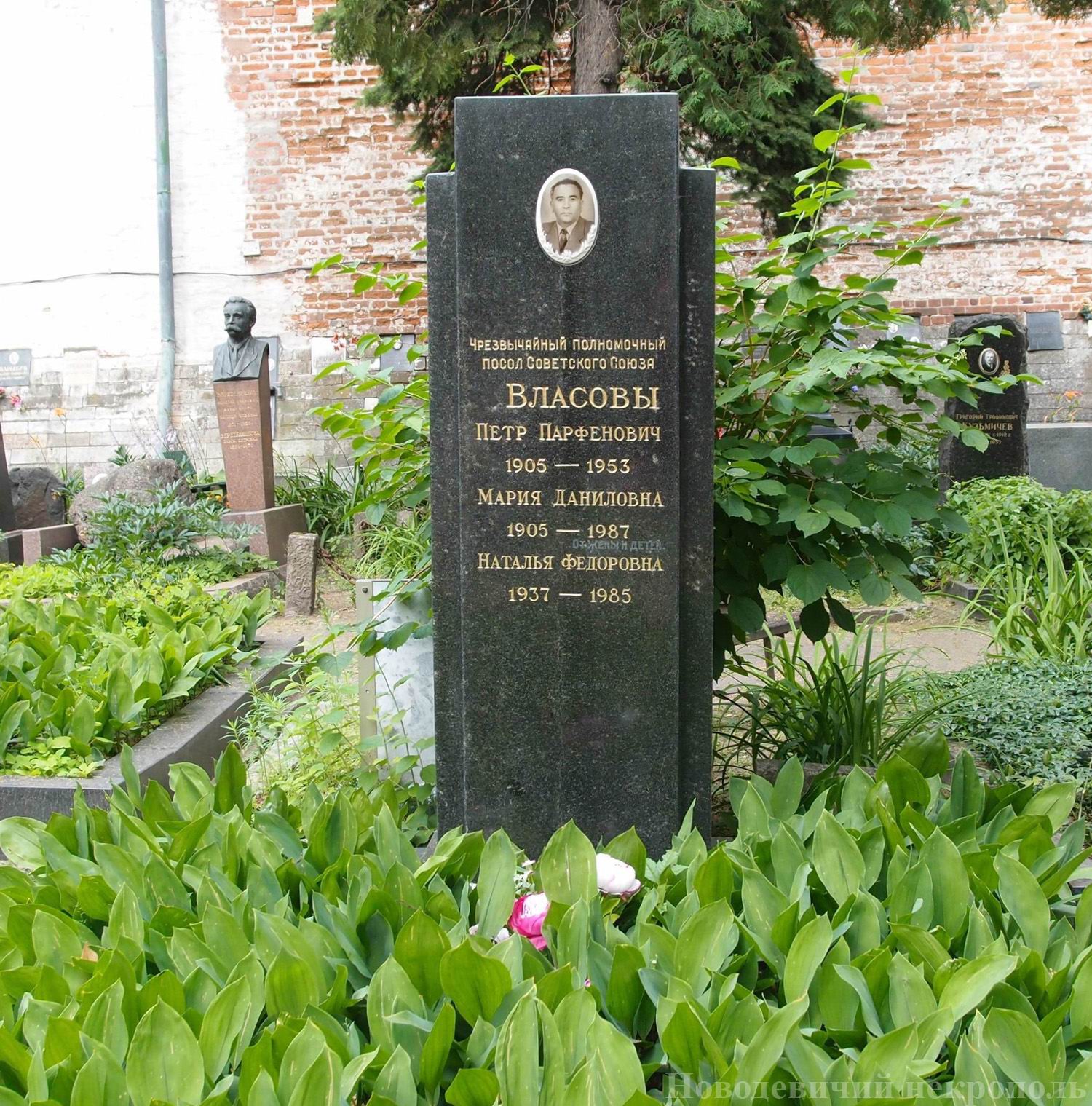 Памятник на могиле Власова П.П. (1905–1953), на Новодевичьем кладбище (1–44–16).