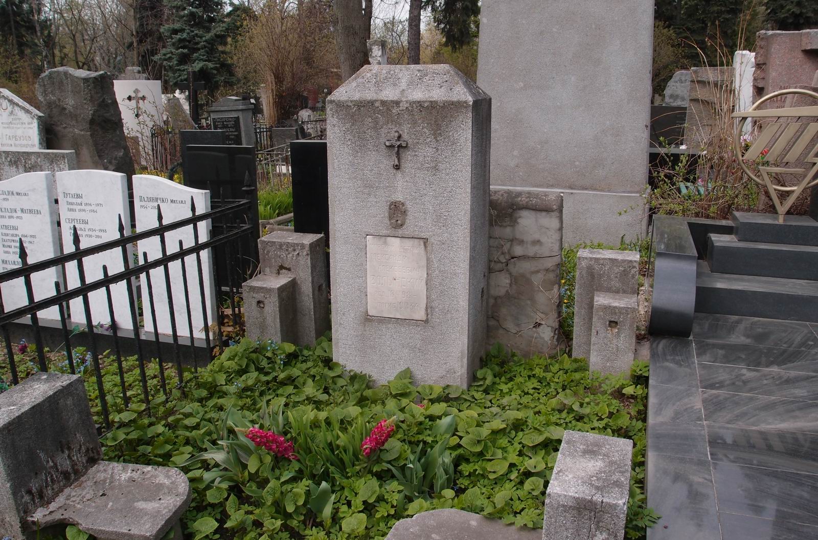Памятник на могиле Волынского А.А. (1898–1934), на Новодевичьем кладбище (1–27–8).