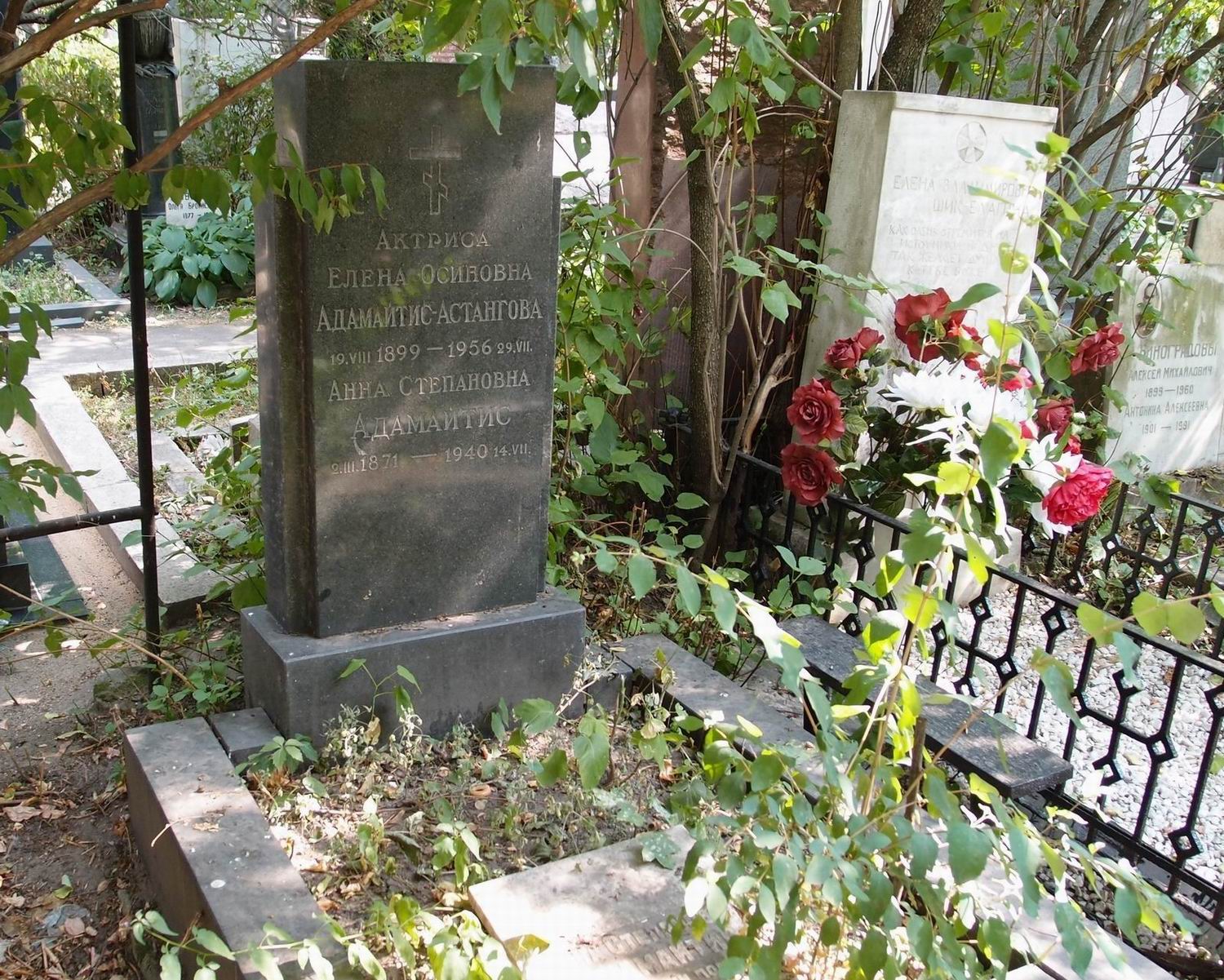 Памятник на могиле Адамайтис-Астанговой Е.О. (1899–1956), на Новодевичьем кладбище (2–9–14).