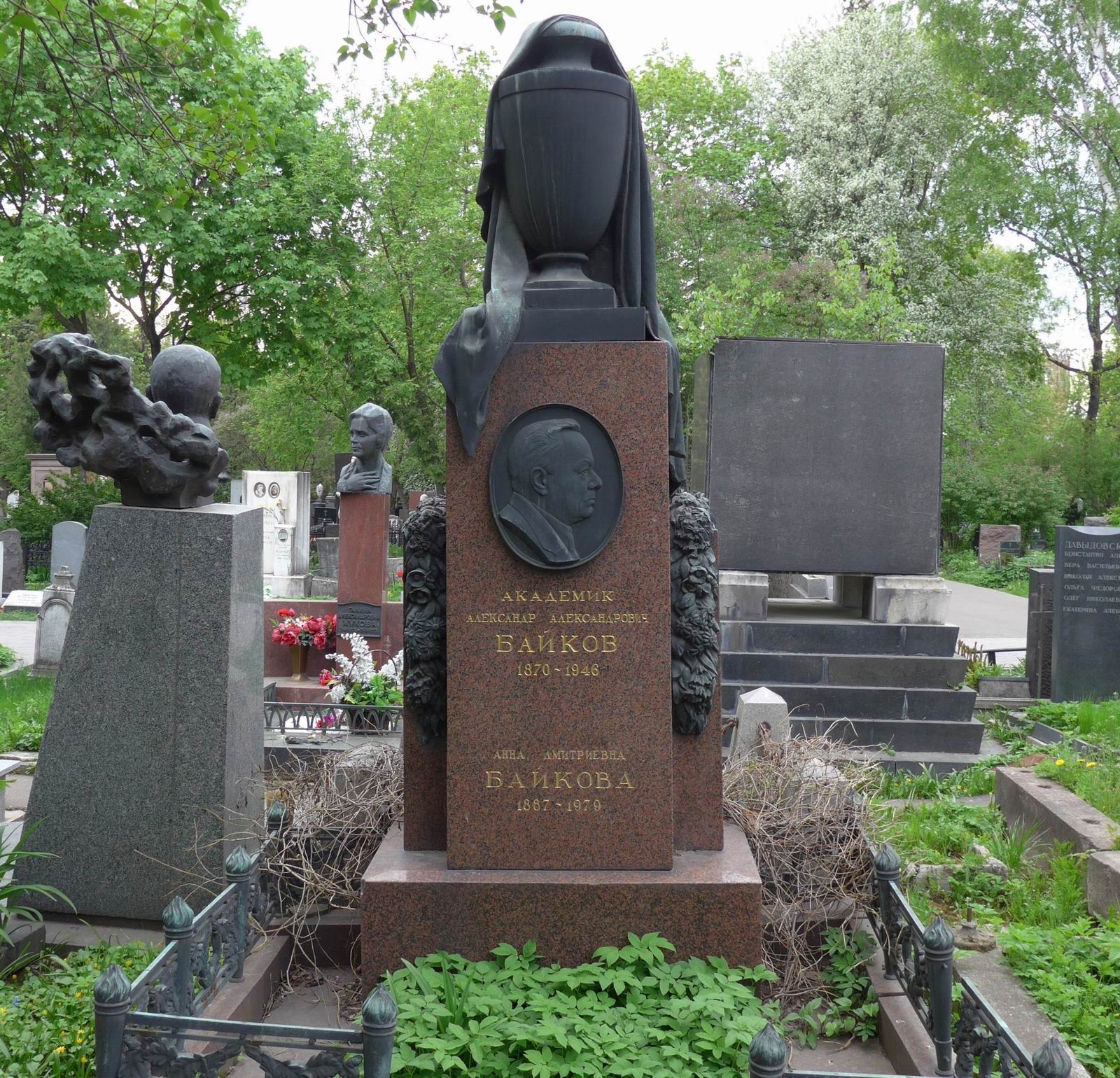 Памятник на могиле Байкова А.А. (1870–1946), ск. М.Манизер, на Новодевичьем кладбище (2–4–2).
