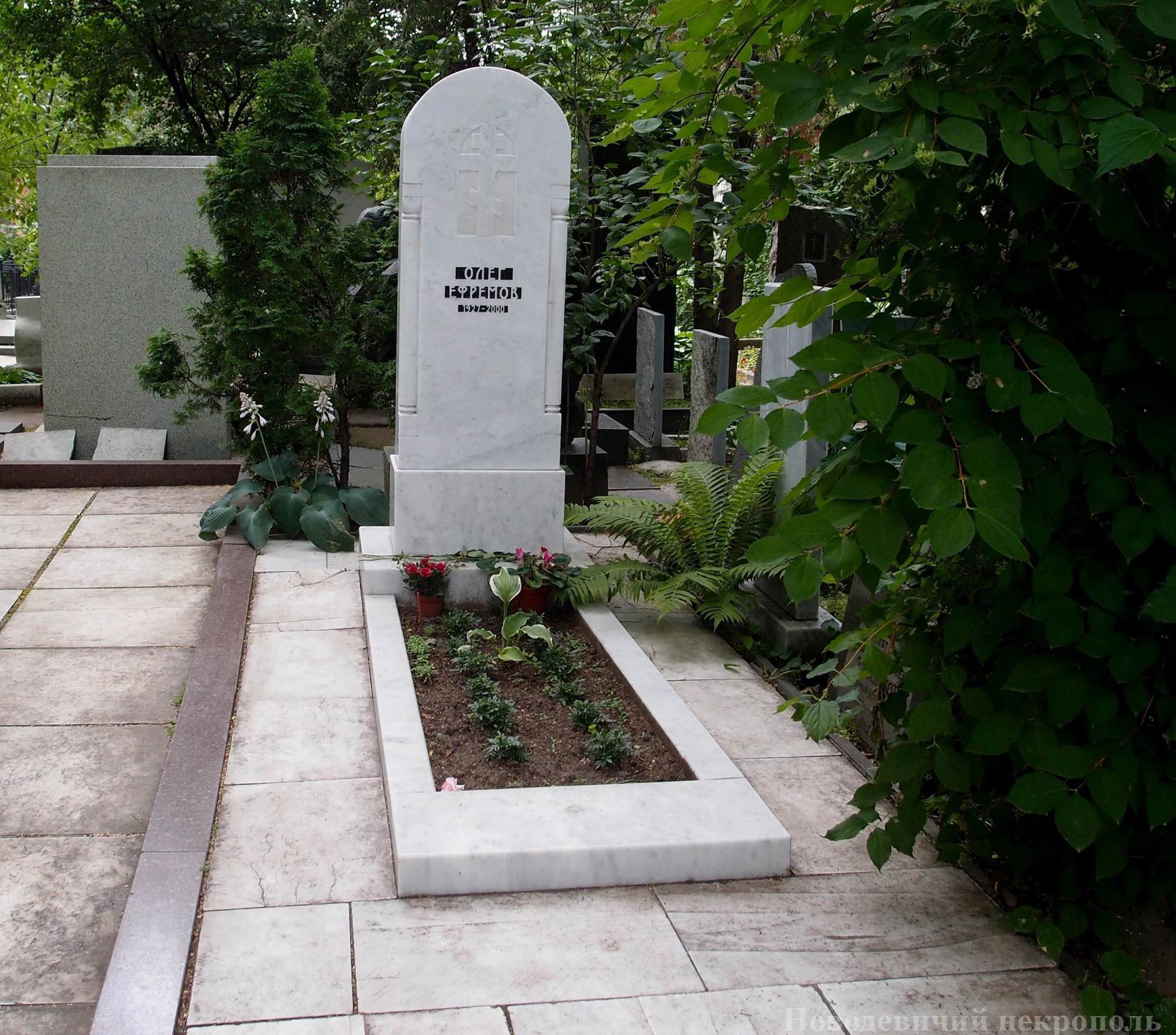 Памятник на могиле Ефремова О.Н. (1927–2000), арх. И.Былинкин, А.Тихонов, на Новодевичьем кладбище (2–17а–13).