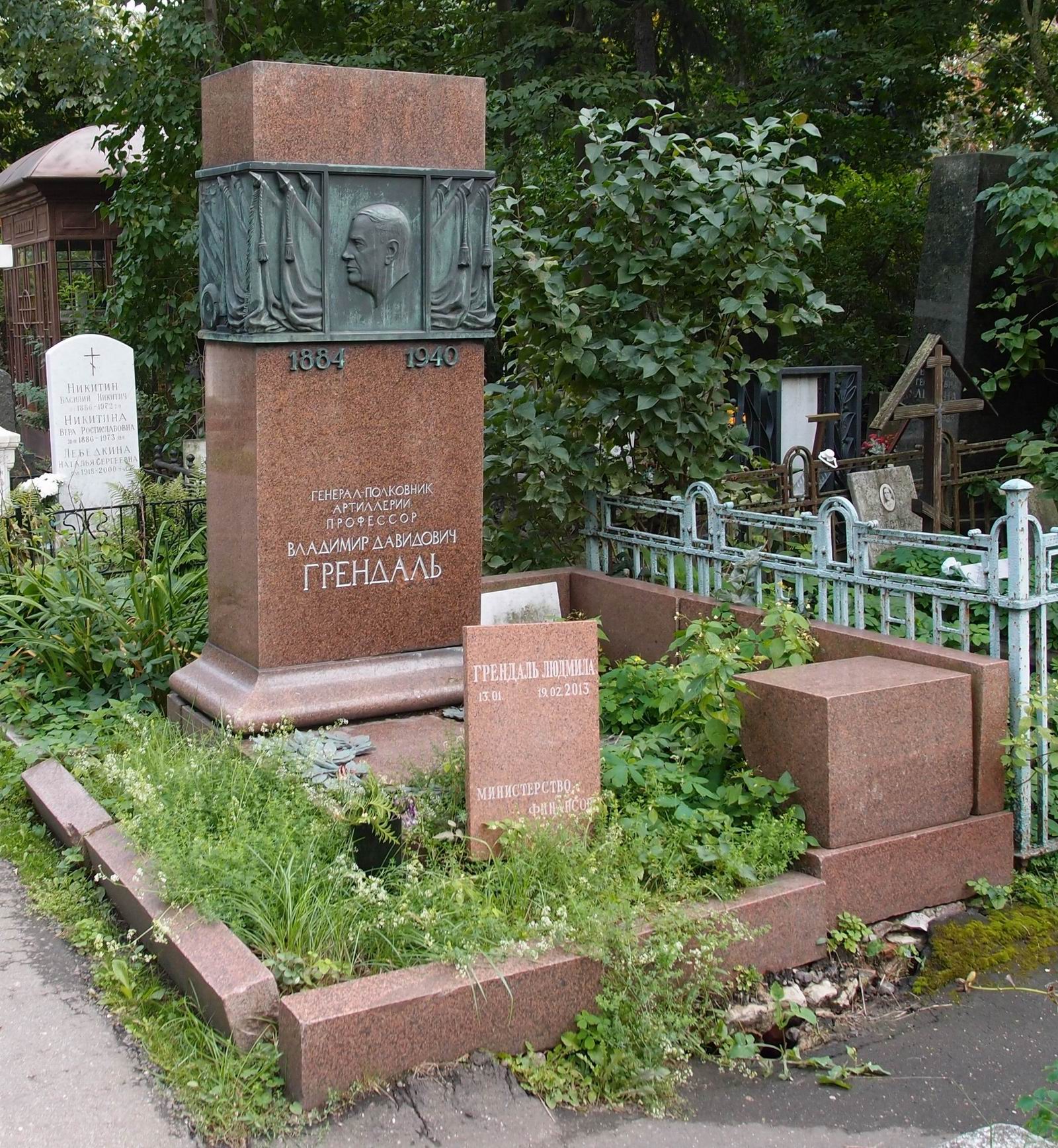 Памятник на могиле Грендаля В.Д. (1884–1940), на Новодевичьем кладбище (2–5–1).