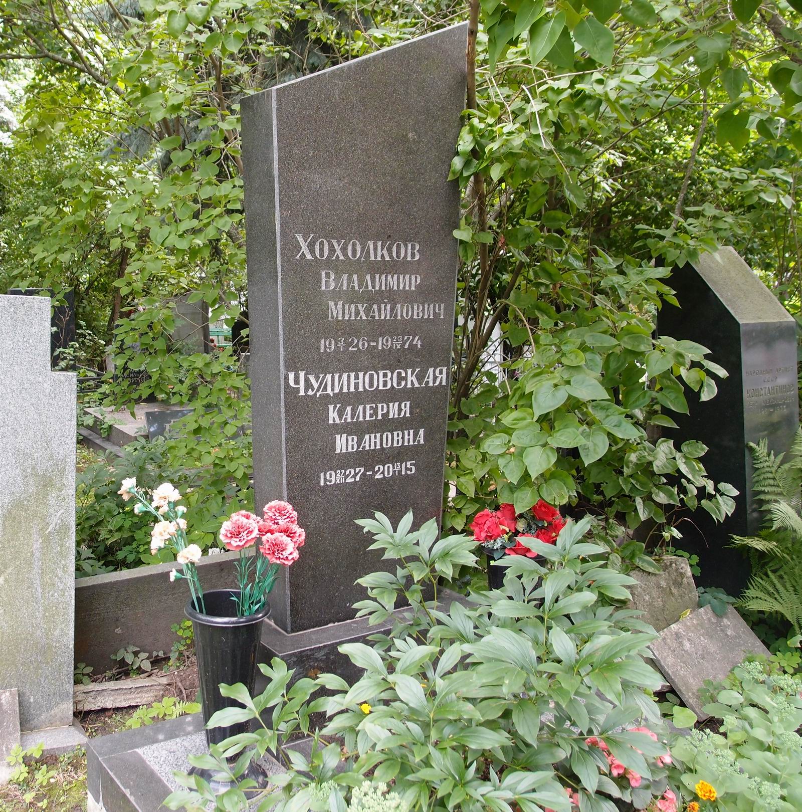 Памятник на могиле Хохолкова В.М. (1926–1974), на Новодевичьем кладбище (2–3–7).
