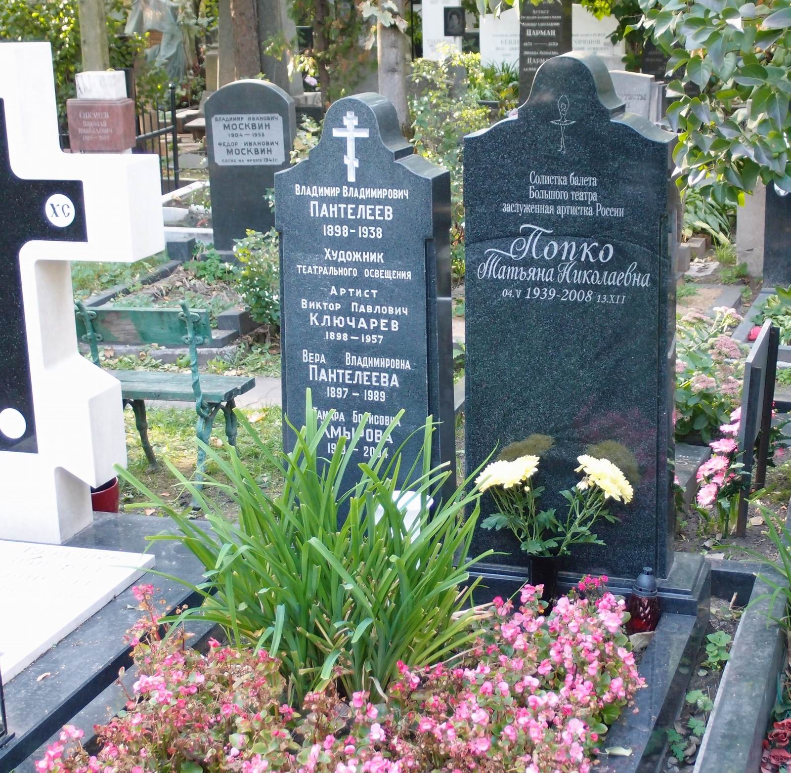 Памятник на могиле Ключарёва В.П. (1898–1957), на Новодевичьем кладбище (2–16–6).