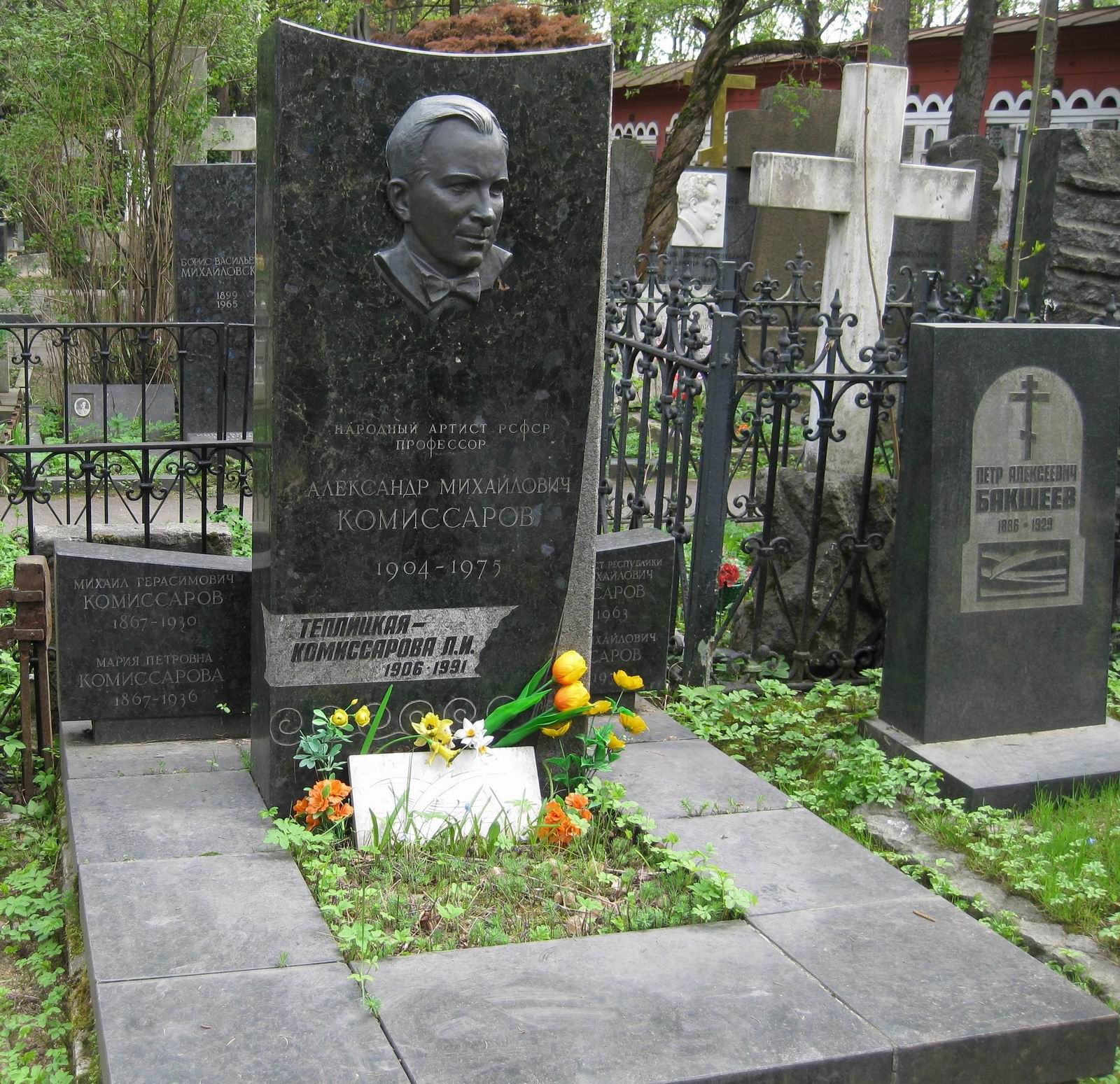 Памятник на могиле Комиссарова А.М. (1904–1975), ск. Г.Распопов, арх. Ю.Соколов, на Новодевичьем кладбище (2–7–23).
