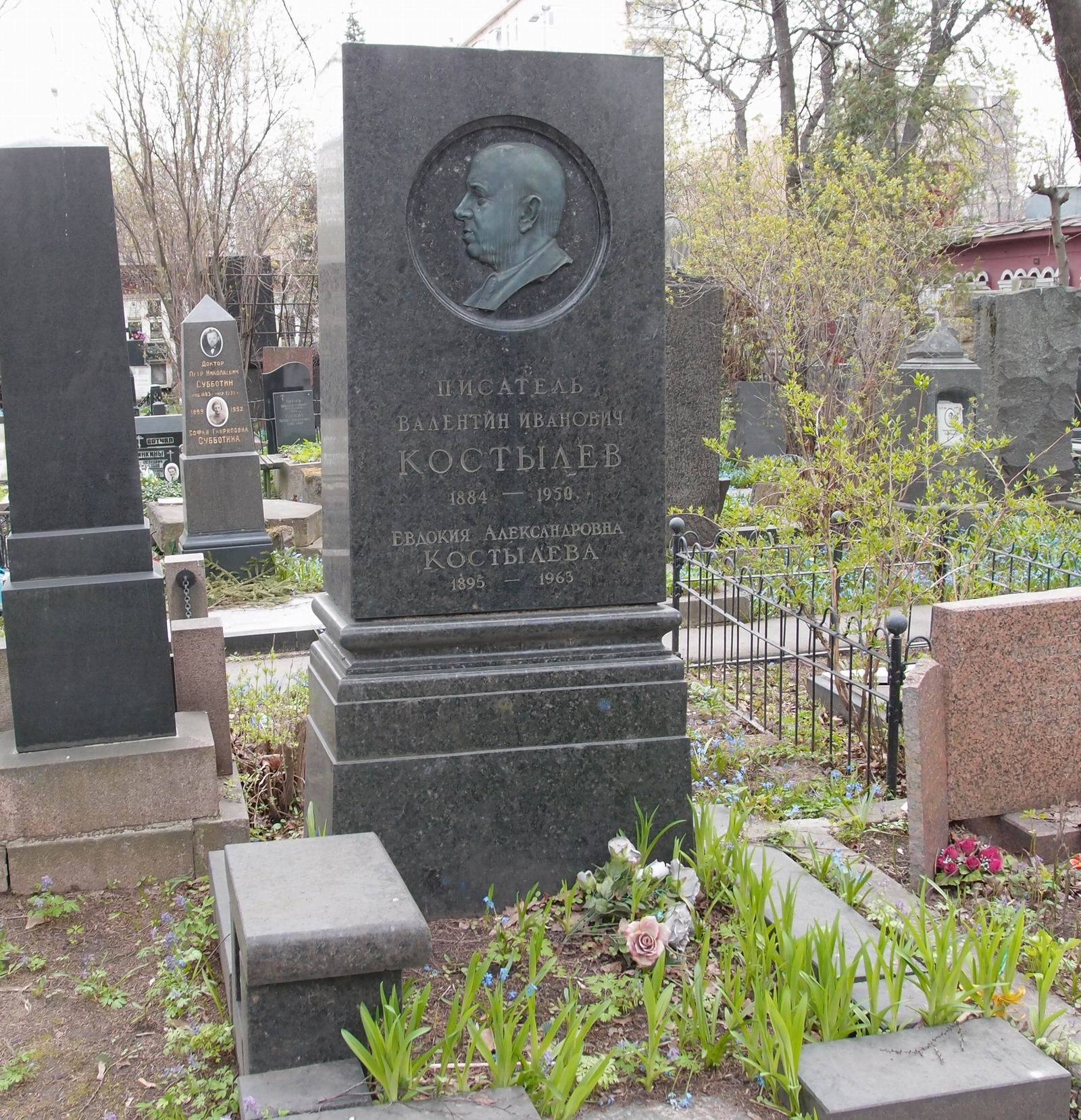 Памятник на могиле Костылева В.И. (1884–1950), на Новодевичьем кладбище (2–32–17).