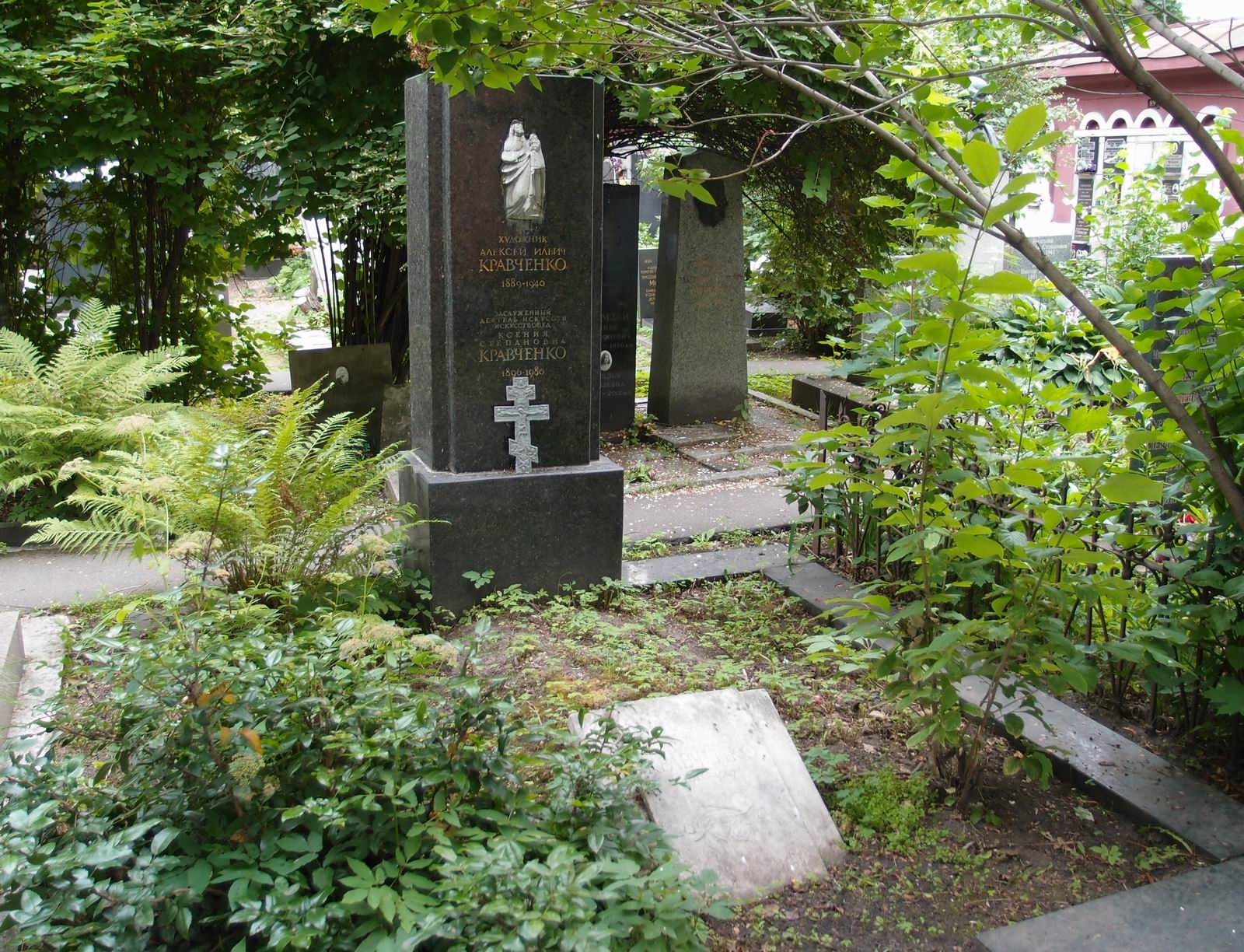 Памятник на могиле Кравченко А.И. (1889–1940), на Новодевичьем кладбище (2–23–18).