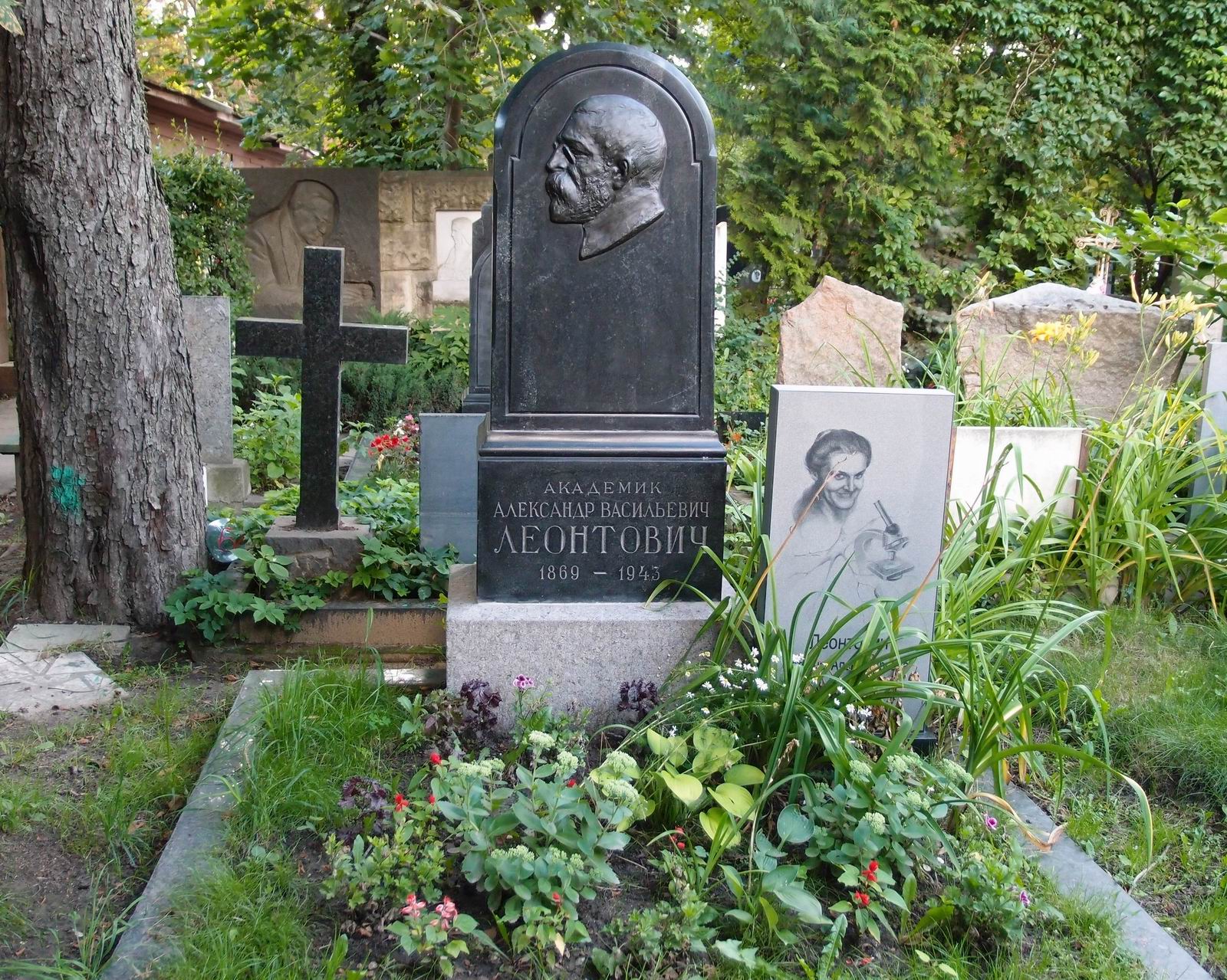 Памятник на могиле Леонтовича А.В. (1869–1943), на Новодевичьем кладбище (2–41–22).