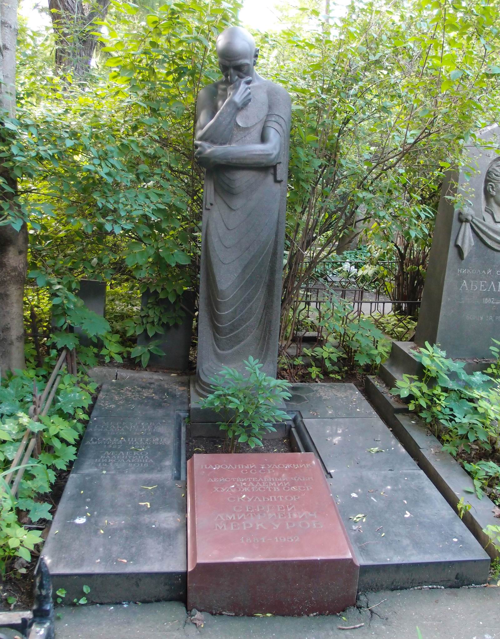 Памятник на могиле Меркурова С.Д. (1881–1952), ск. С.Меркуров (скульптура «Мысль»), на Новодевичьем кладбище (2–31–12).
