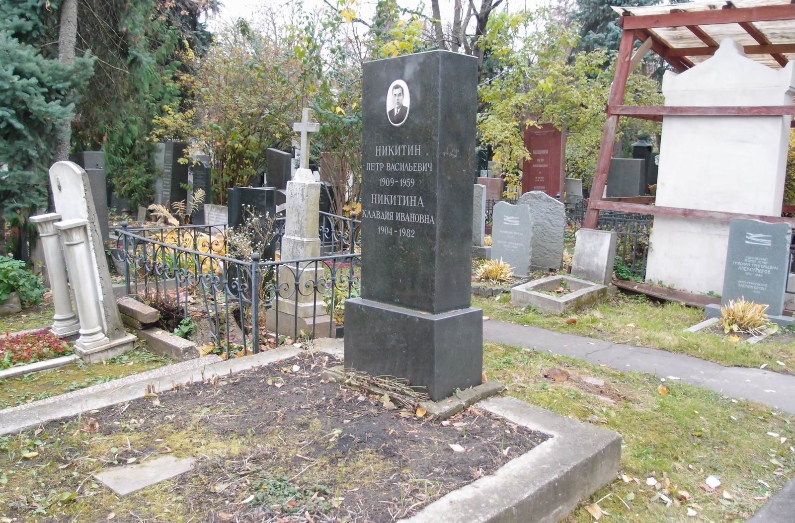 Памятник на могиле Никитина П.В. (1909–1959), на Новодевичьем кладбище (2–14–1).