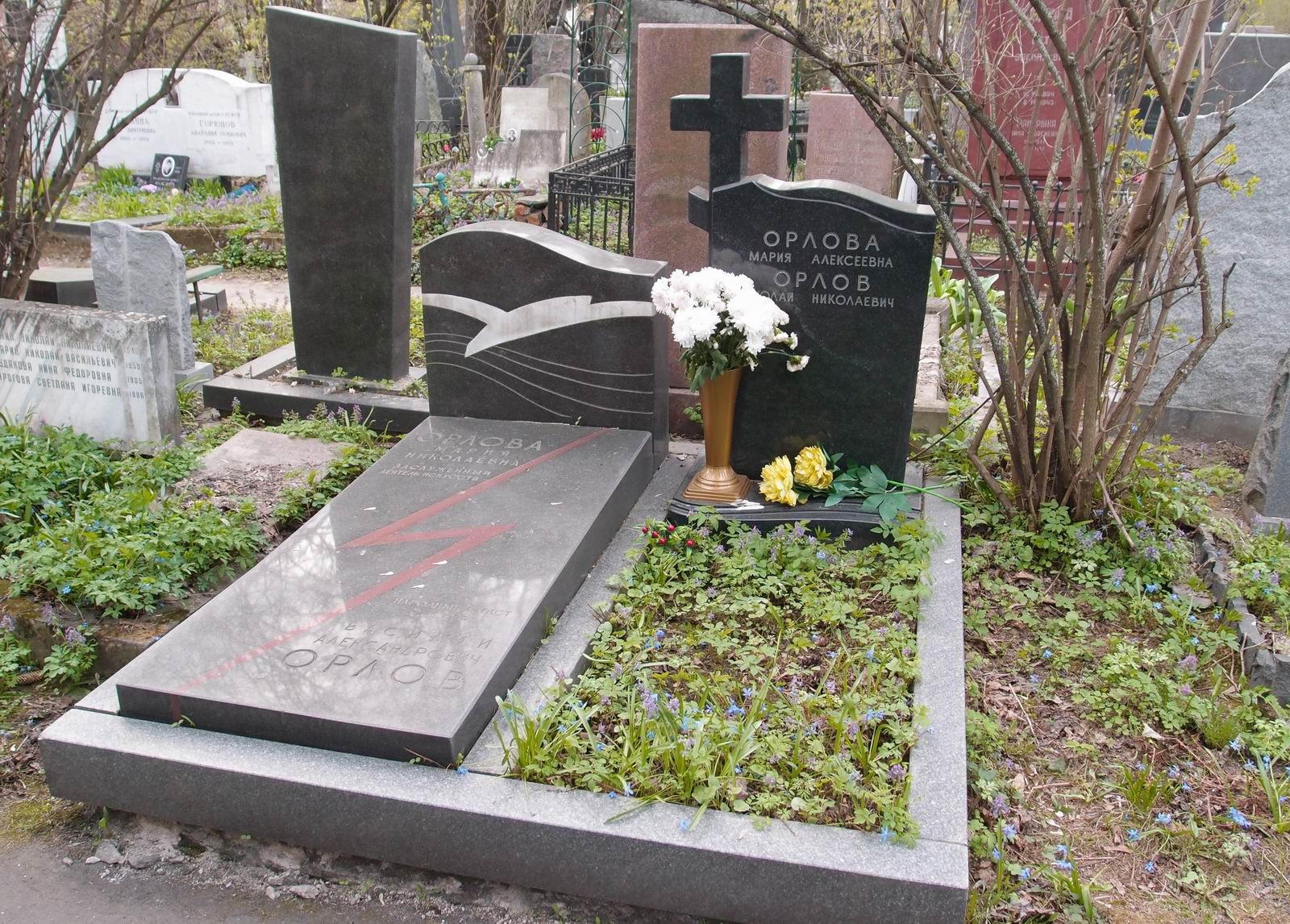 Памятник на могиле Орлова В.А. (1896–1974), худ. Я.Талалай, на Новодевичьем кладбище (2–12–6).