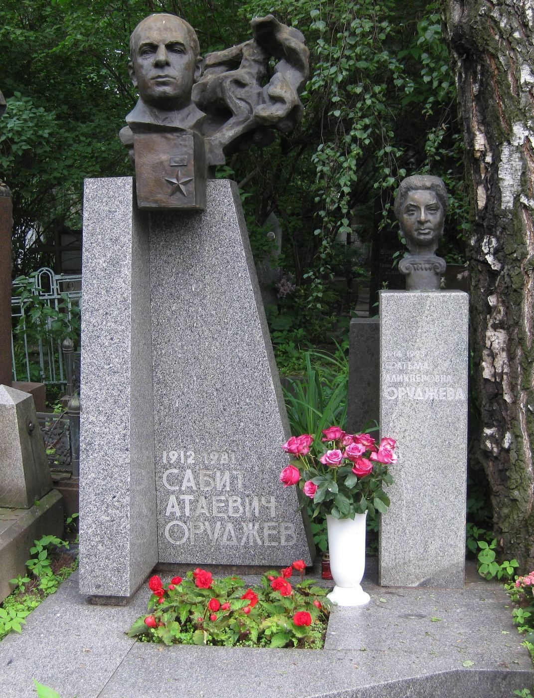 Памятник на могиле Оруджева С.А. (1912–1981), ск. Я.Куприянов, арх. А.Шахов, на Новодевичьем кладбище (2–3–4).