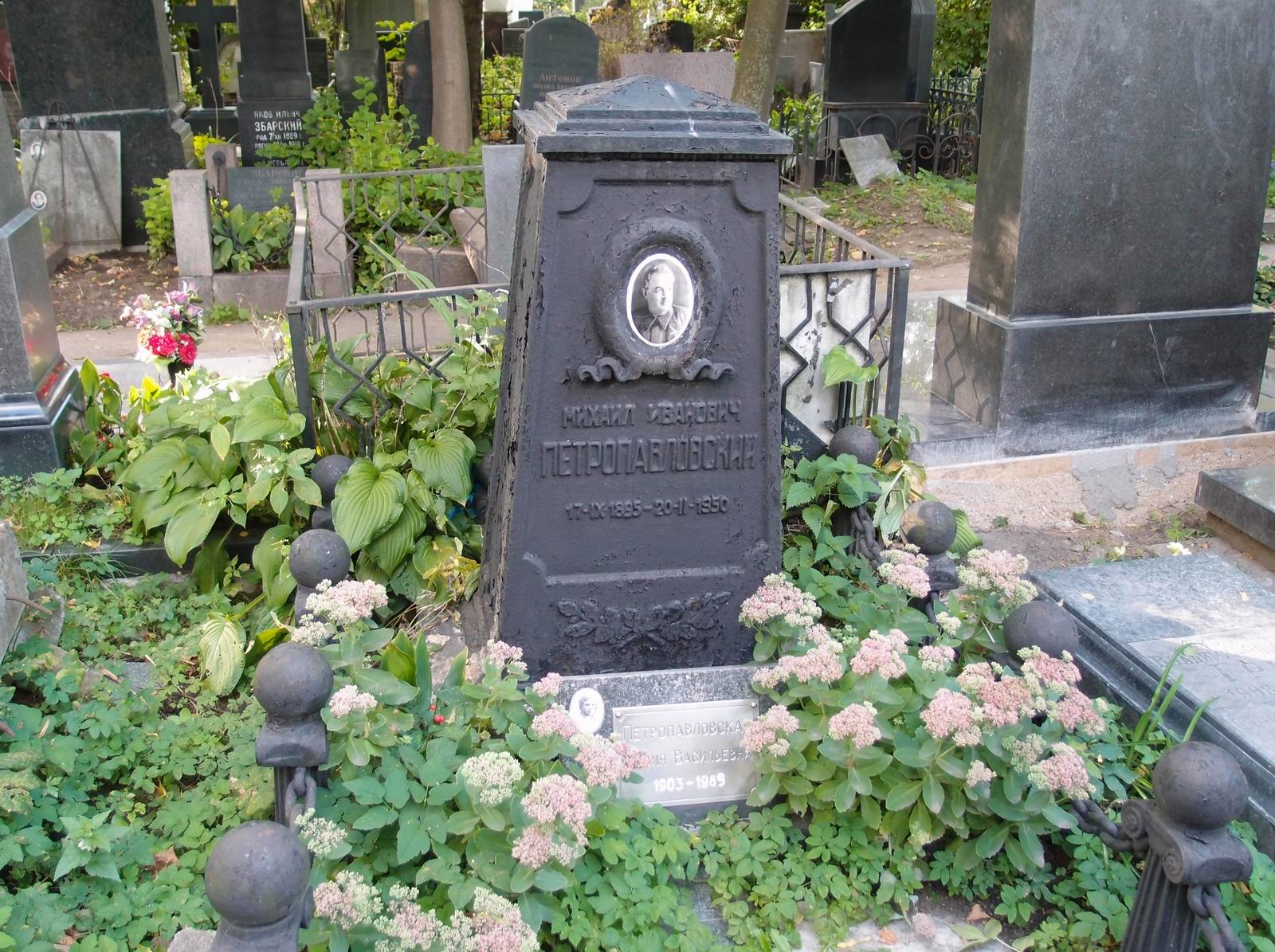 Памятник на могиле Петропавловский М.И. (1895–1950), на Новодевичьем кладбище (2–35–14).