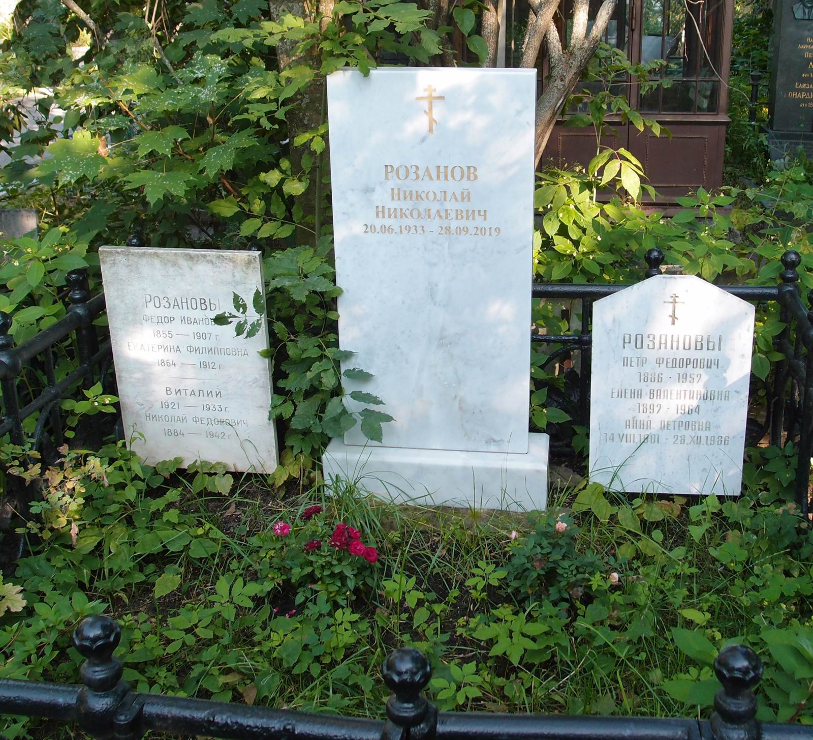 Памятник на могиле Розанова Ф.И. (1855–1907), на Новодевичьем кладбище (2–7–2).