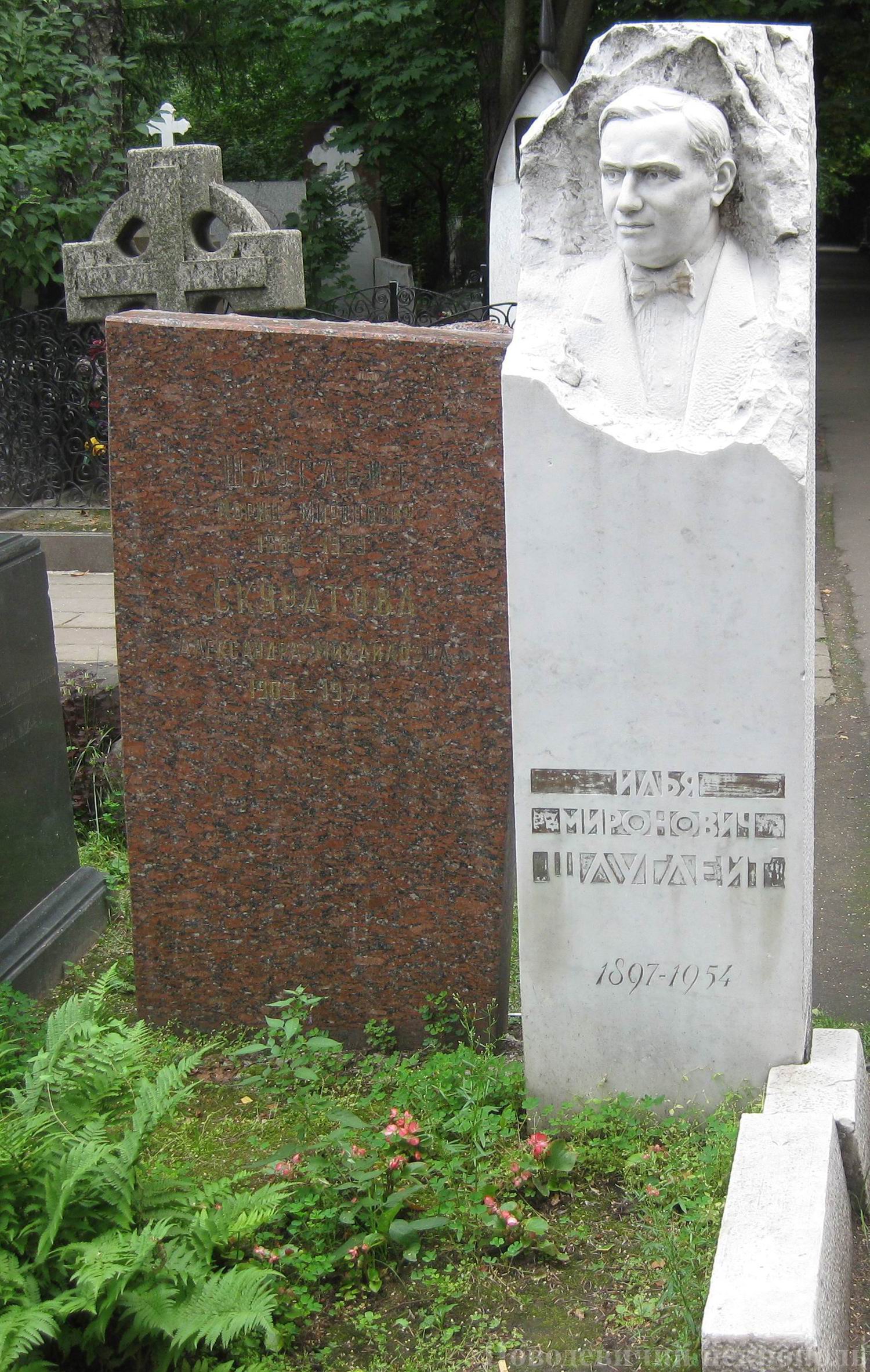 Памятник на могиле Шлуглейт М.М. (1883–1939) и Шлуглейт И.М. (1897–1954), ск. О.Манизер, арх. М.Волков, Ю.Лапин, на Новодевичьем кладбище (2–13–26).