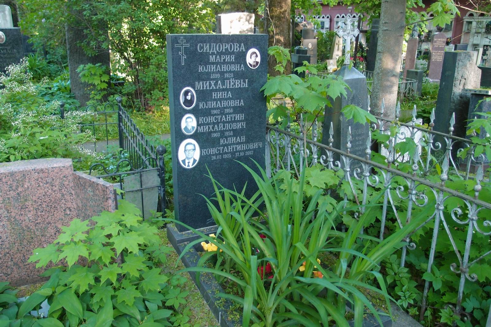 Памятник на могиле Сидоровой М.Ю. (1899–1928), на Новодевичьем кладбище (2–32–19).