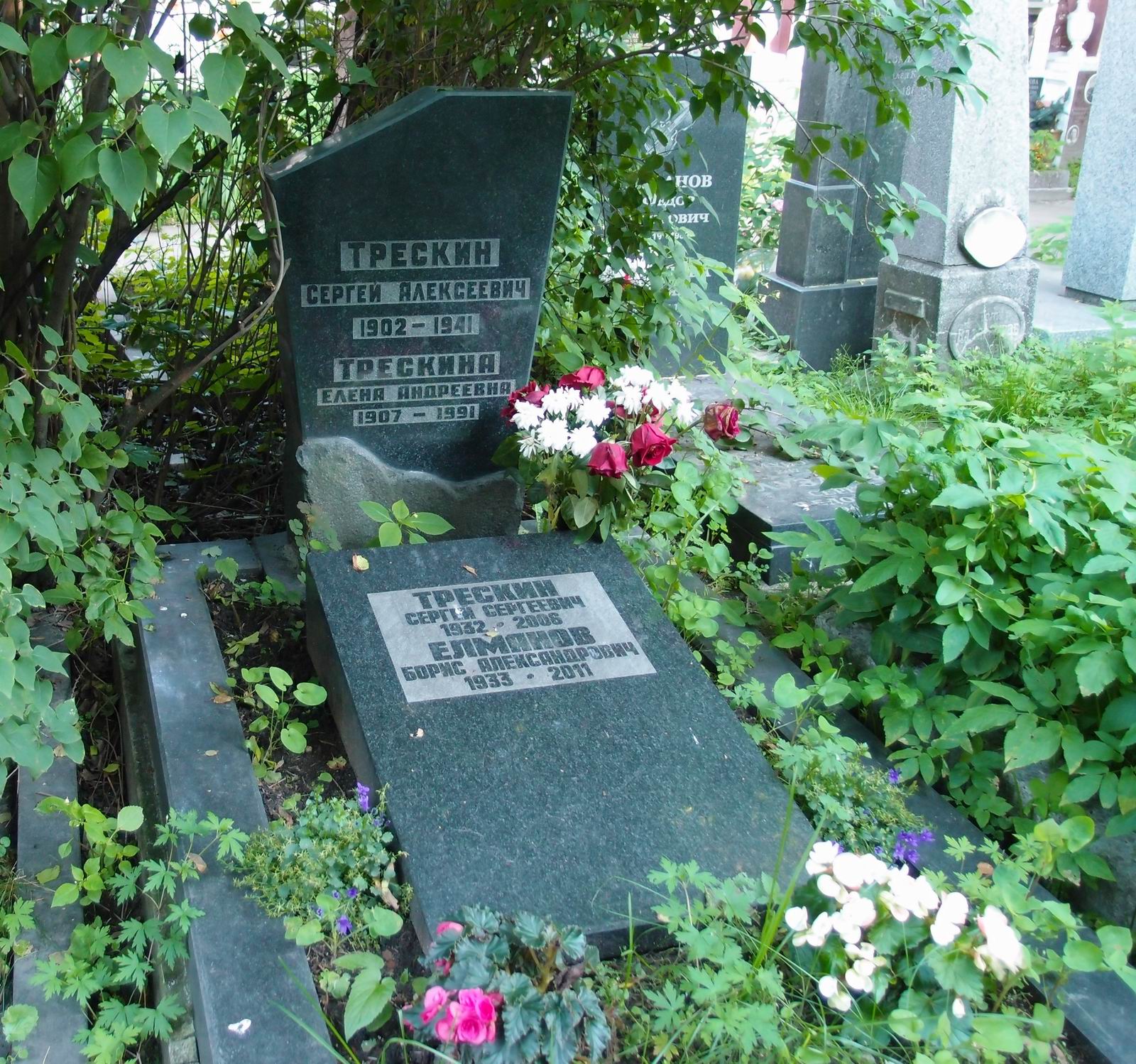 Памятник на могиле Трескина С.А. (1902–1941), на Новодевичьем кладбище (2–40–7).