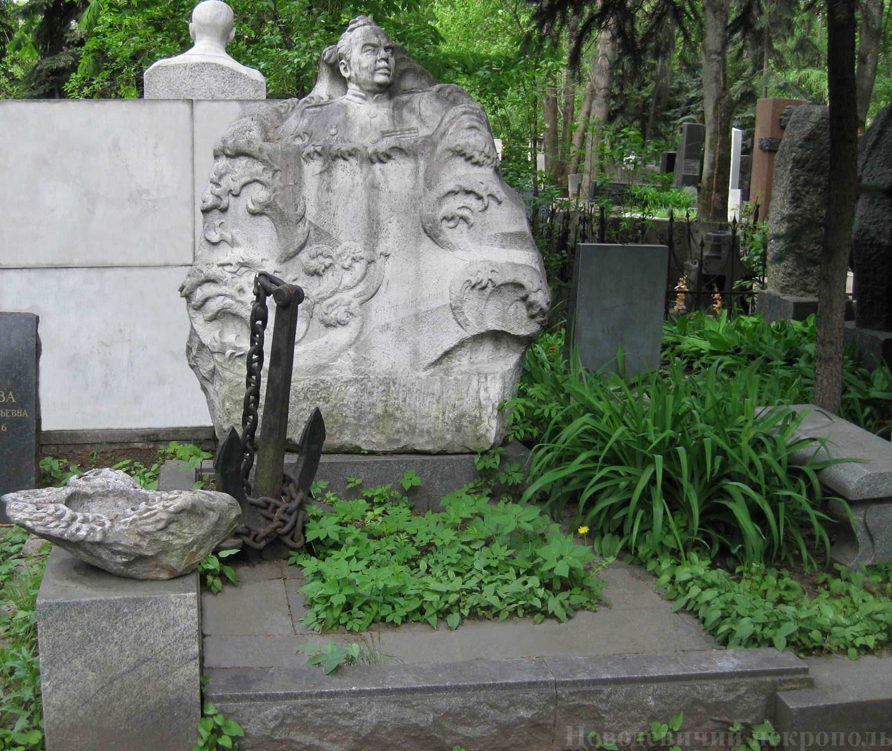 Памятник на могиле Вишневского В.В. (1900–1951), ск. С.Конёнков, на Новодевичьем кладбище (2–18–2). Нажмите левую кнопку мыши, чтобы увидеть фрагмент.
