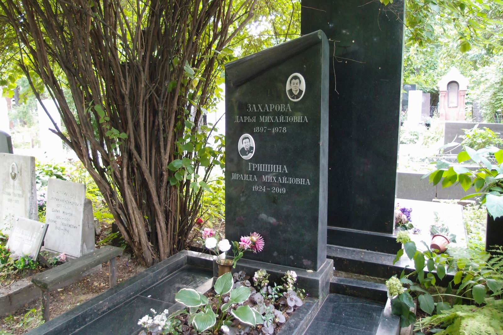 Памятник на могиле Захаровой Д.М. (1897–1978), на Новодевичьем кладбище (2–25–10).