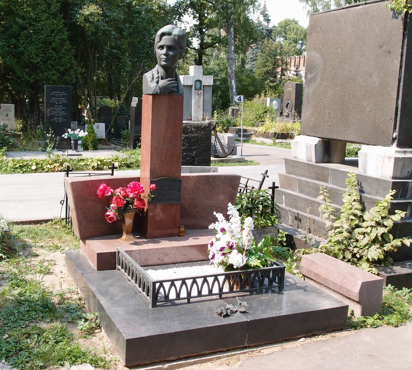 Памятник на могиле Жуковой Г.А. (1926–1973), ск. И.Козловский, арх. А.Заварзин, на Новодевичьем кладбище (2–2–2).