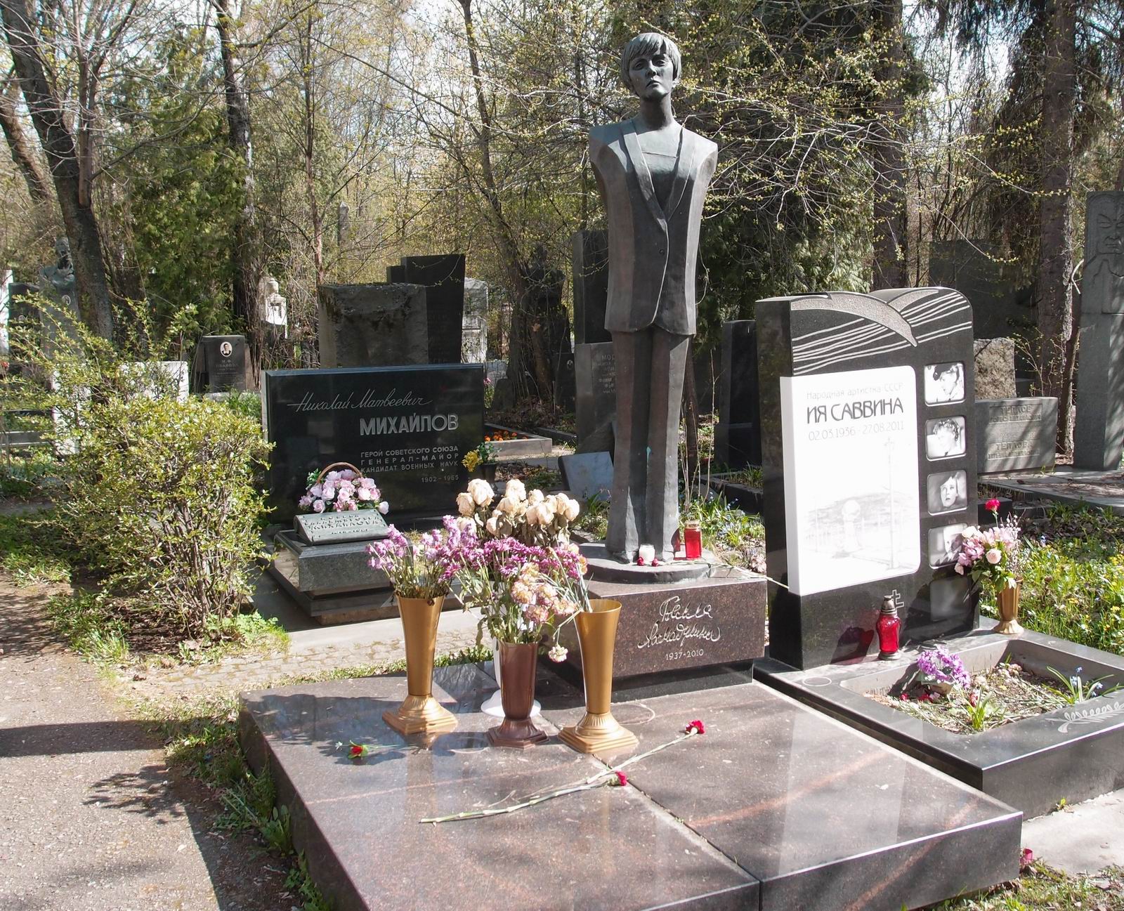 Памятник на могиле Ахмадулиной Б.А. (1937–2010), худ. Б.Мессерер, на Новодевичьем кладбище (3–58а–5).